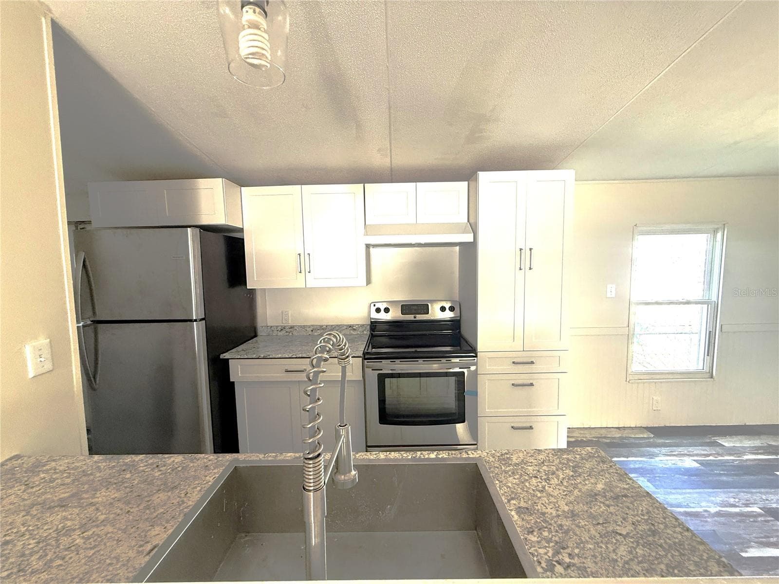 Kitchen - 5111 HILL DR, ZEPHYRHILLS