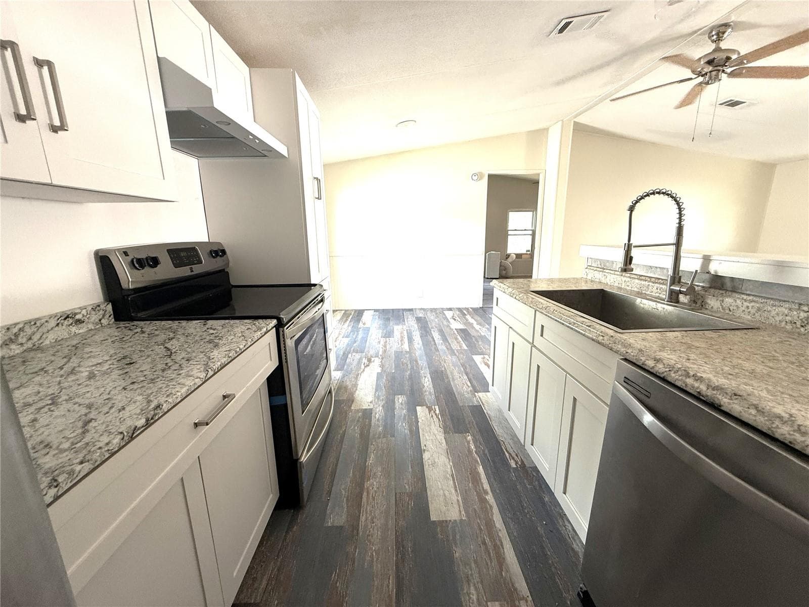 Kitchen - 5111 HILL DR, ZEPHYRHILLS