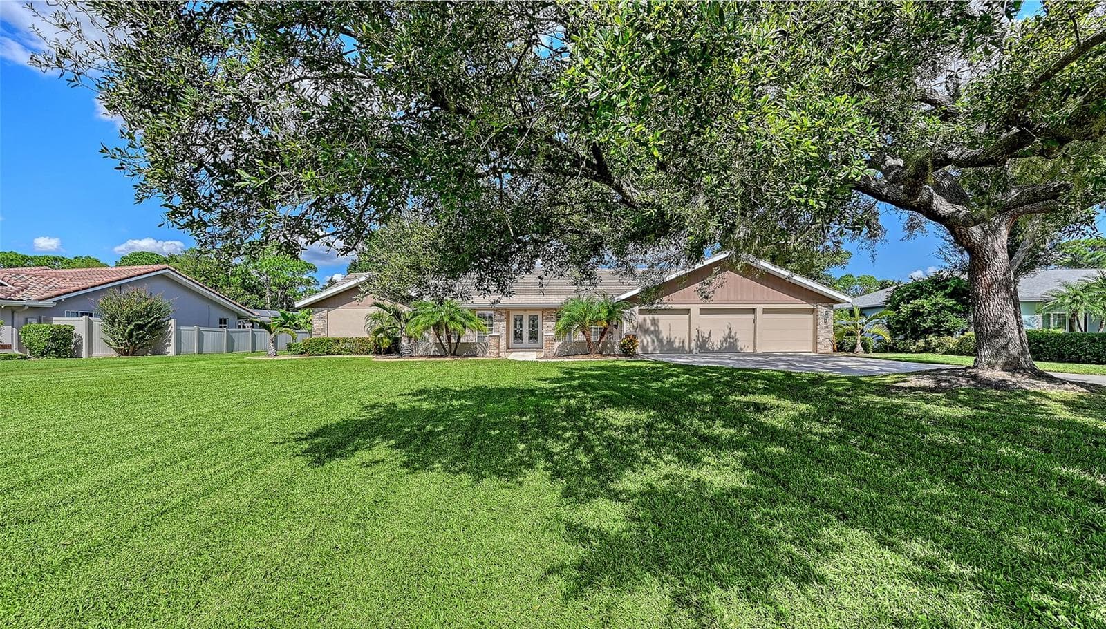 Single Family Residence at 7913 BROADMOOR PINES BLVD, SARASOTA, photo 9 of 95