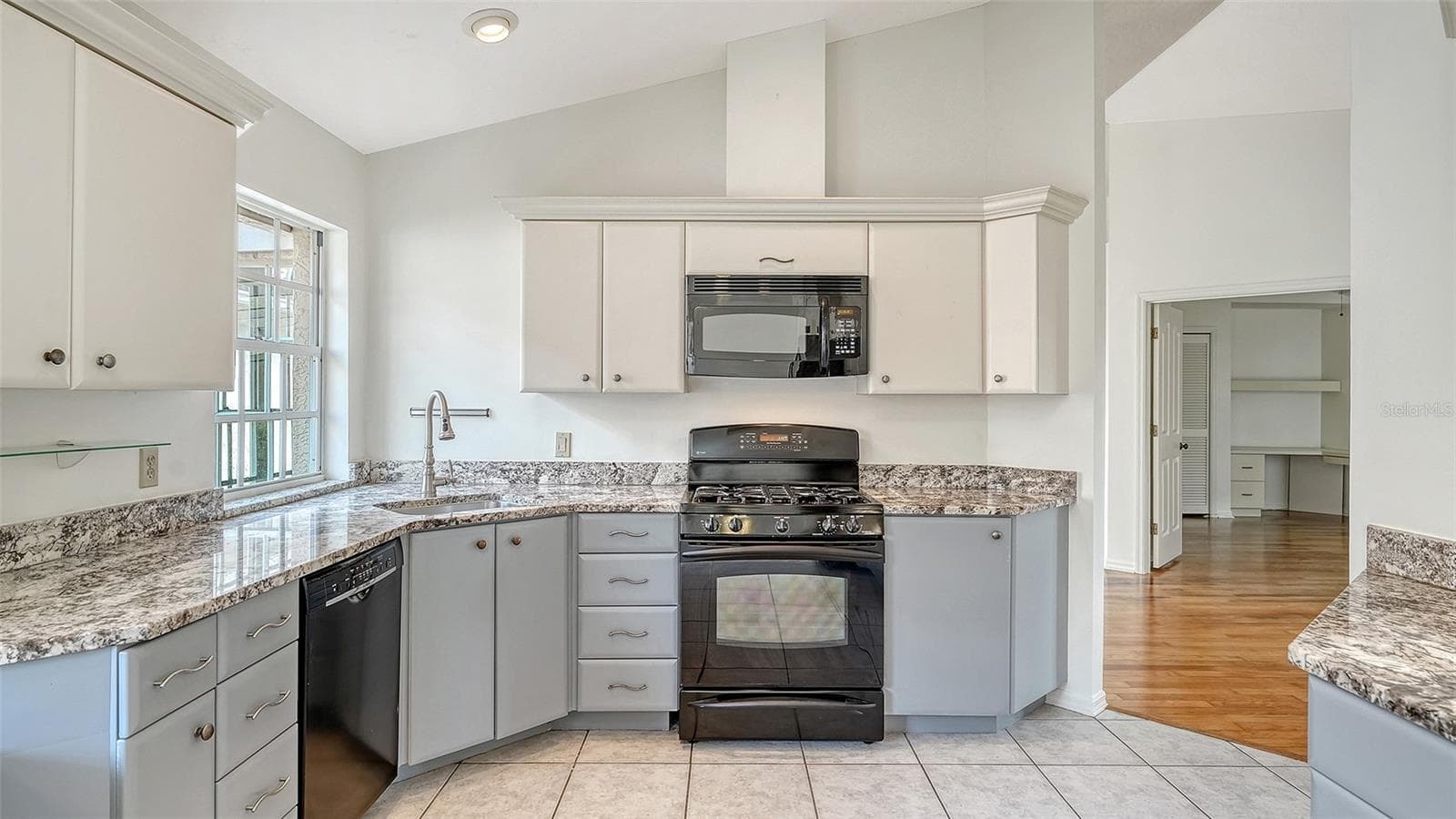 Single Family Residence at 3944 LYNDHURST CT, SARASOTA, photo 9 of 41