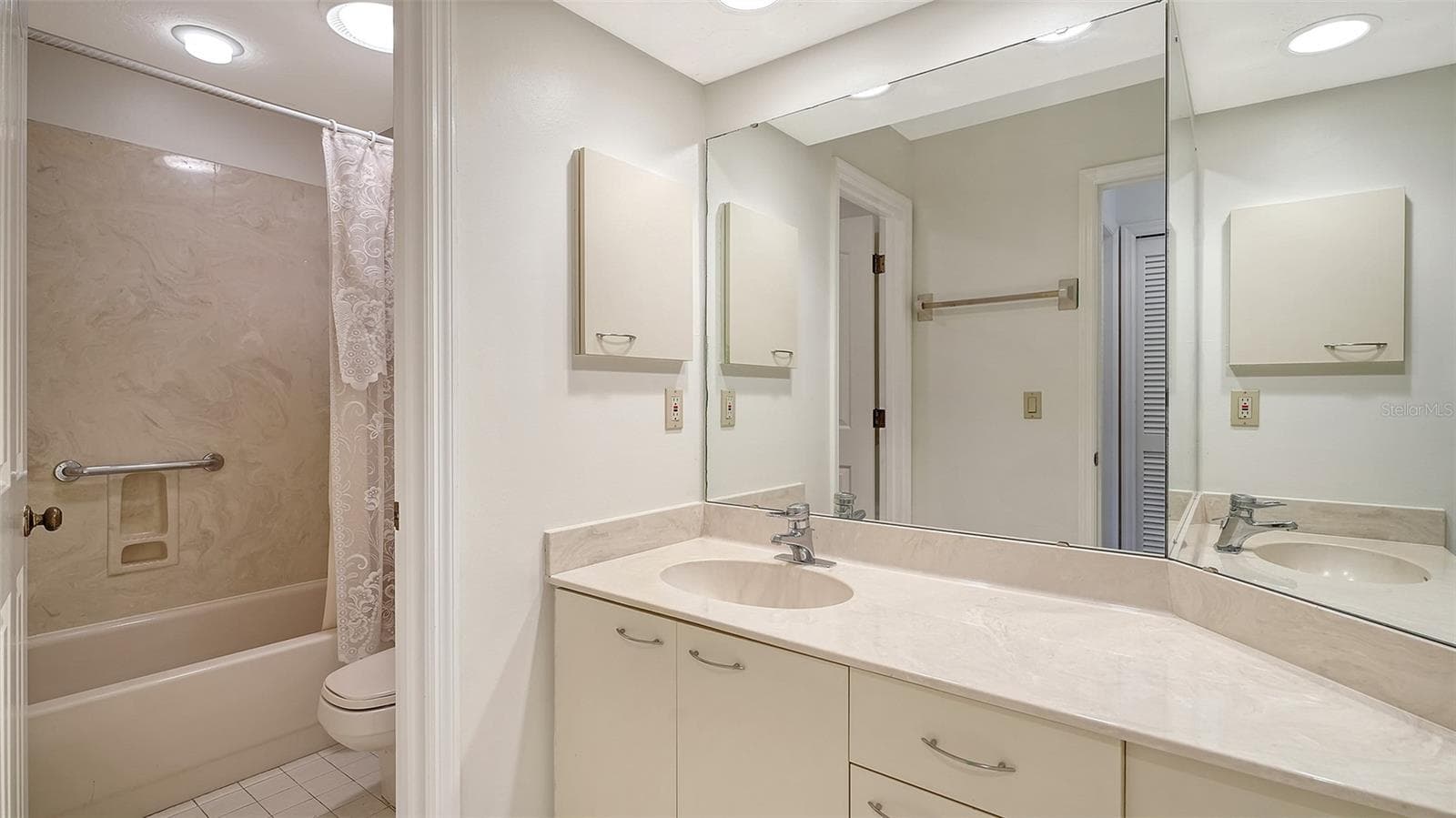 Single Family Residence at 3944 LYNDHURST CT, SARASOTA, photo 19 of 41