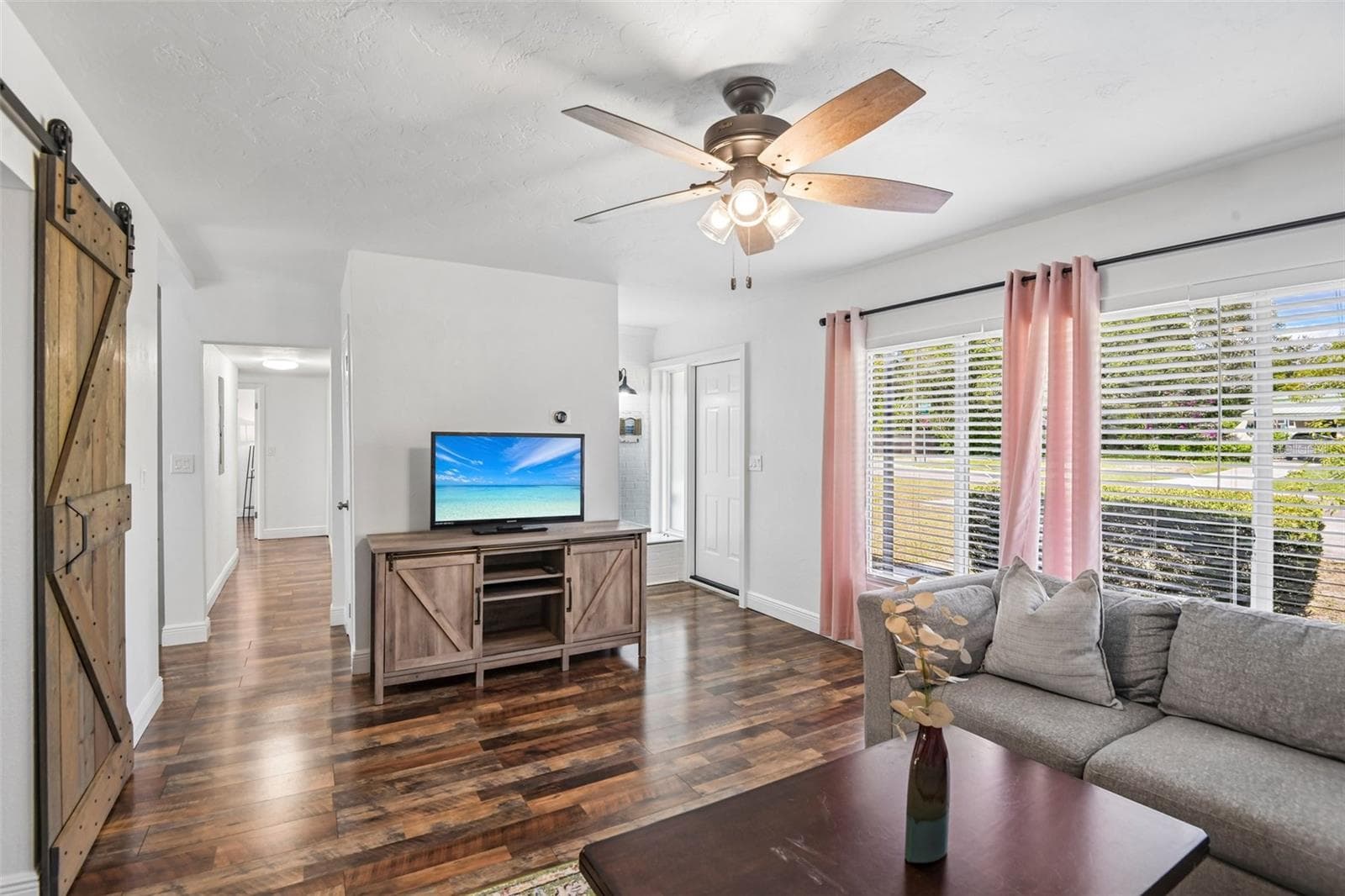 Single Family Residence at 201 REDWOOD AVE, TAMPA, photo 5 of 40