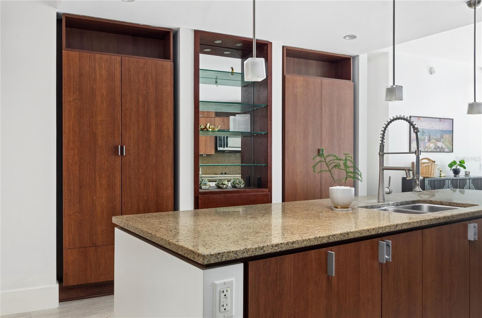 Kitchen Storage - 912 CHANNELSIDE DR #2414, TAMPA