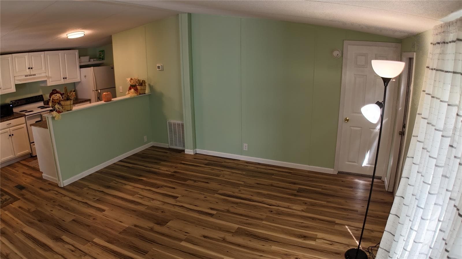 Manufactured Home at 10851 NE 110TH LN, ARCHER, photo 3 of 28