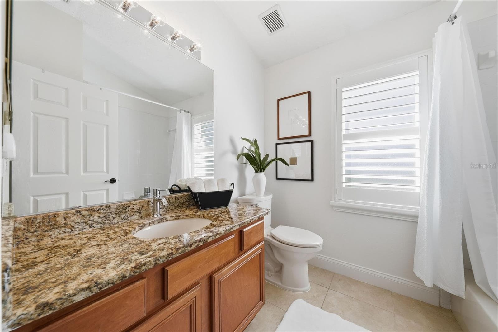 2ND BATHROOM BETWEEN BEDROOMS 2 AND 3 - 13850 BLUEWATER CIR, ORLANDO