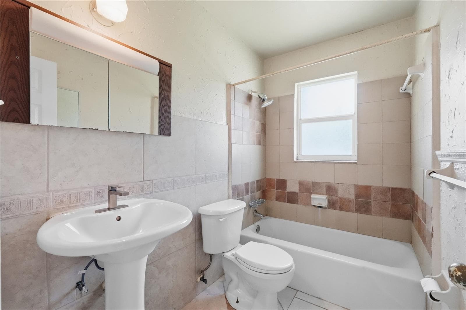 Bath 2418 - 2418 51ST AVENUE DR W, BRADENTON