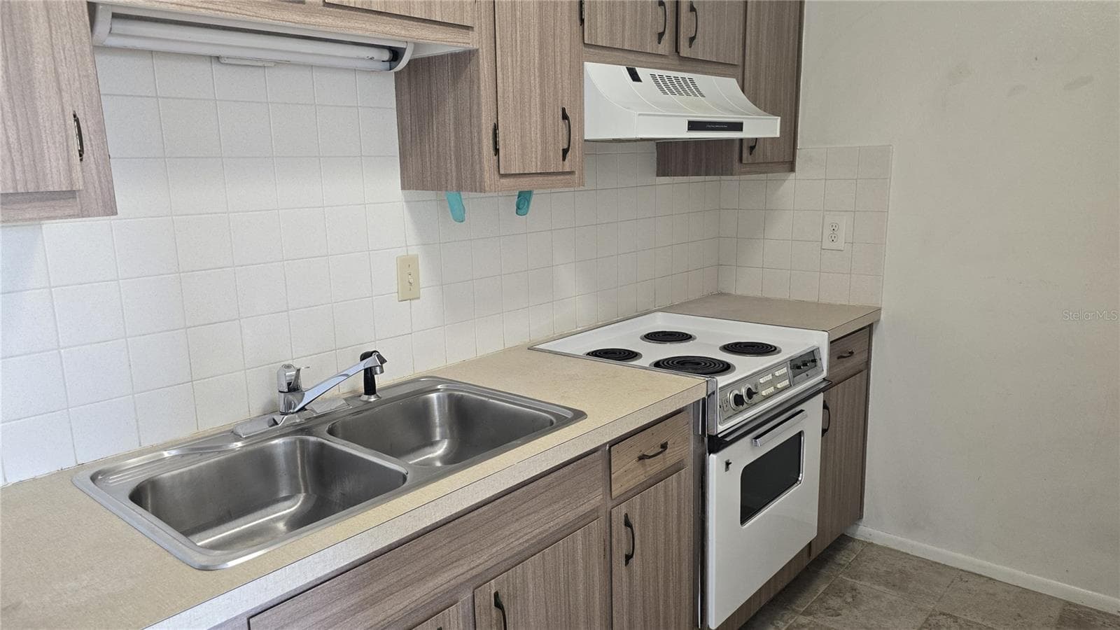 Kitchen - 4365 TAHITIAN GARDENS CIR #E, HOLIDAY