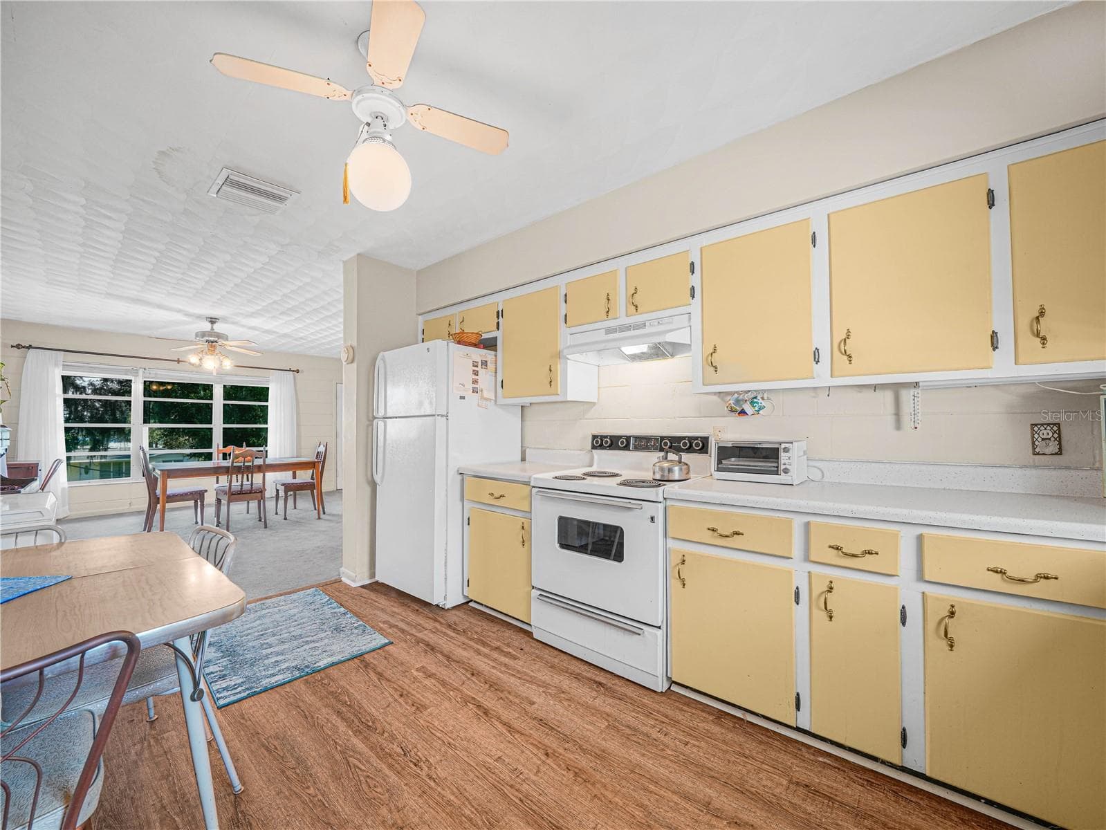 Kitchen with eat in area - 20 PINE ST, BABSON PARK