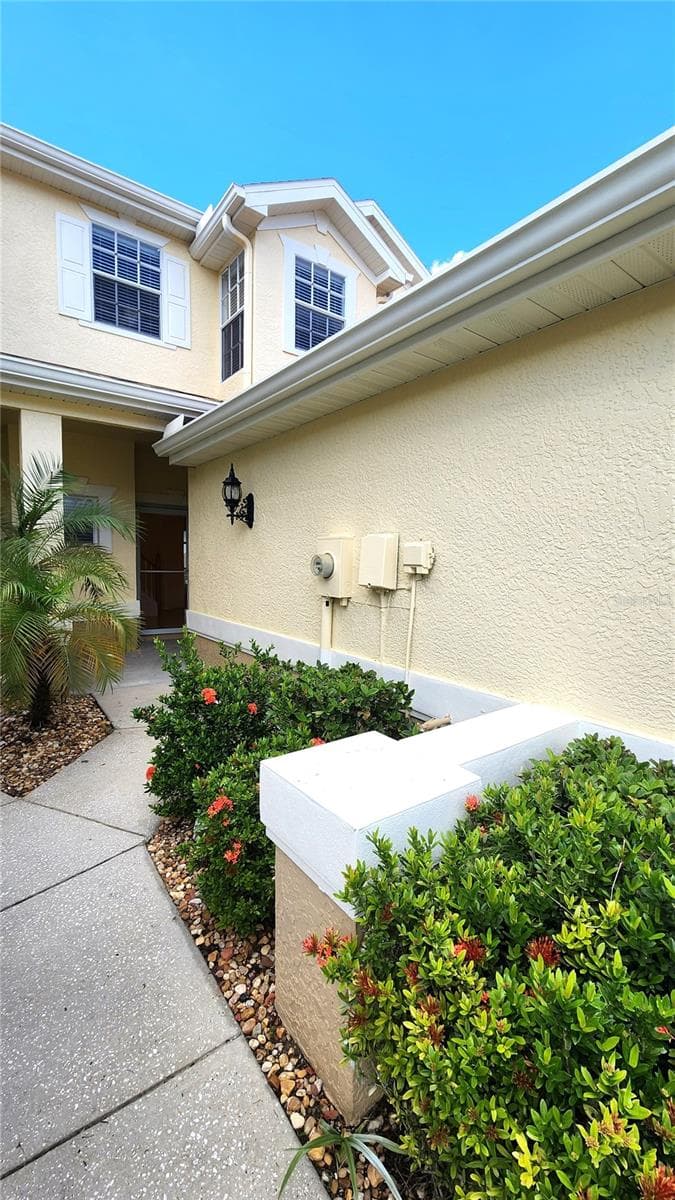 Walkway towards home. - 642 SPRING LAKE CIR, TARPON SPRINGS