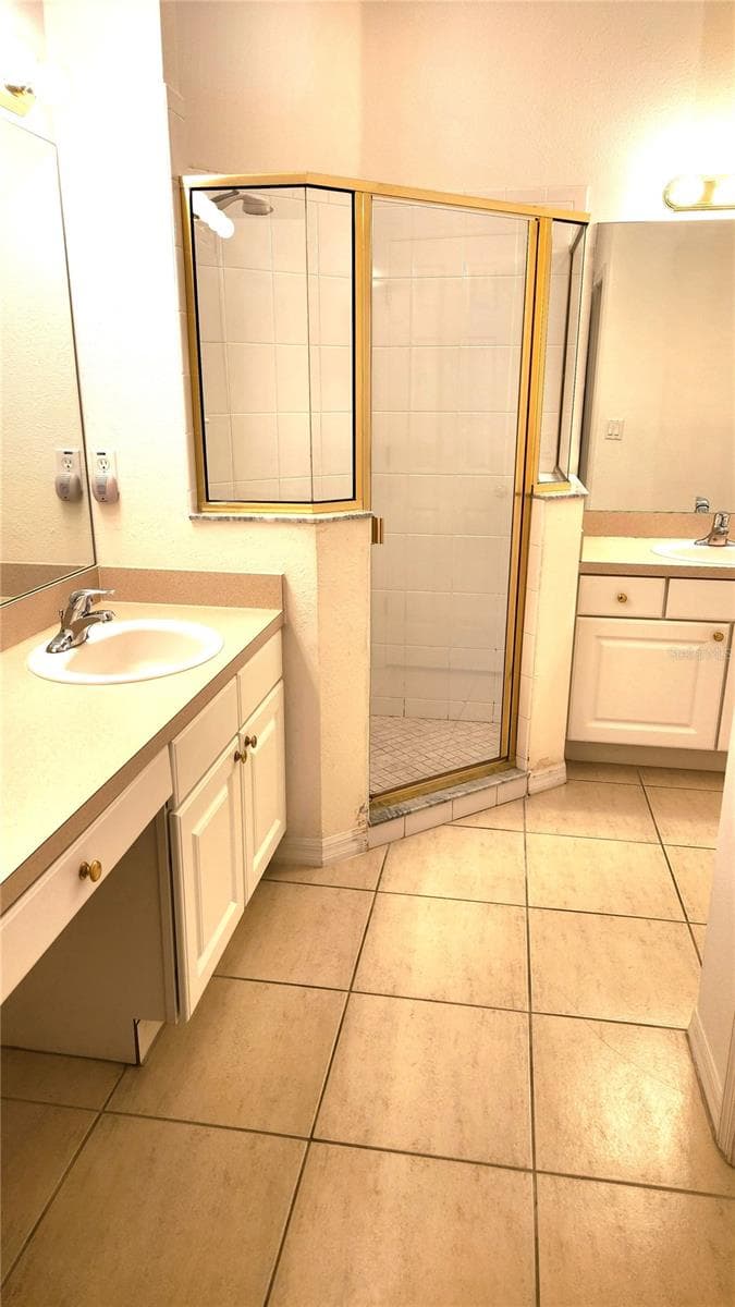 Primary bedroom has a large on-suite bathroom. - 642 SPRING LAKE CIR, TARPON SPRINGS