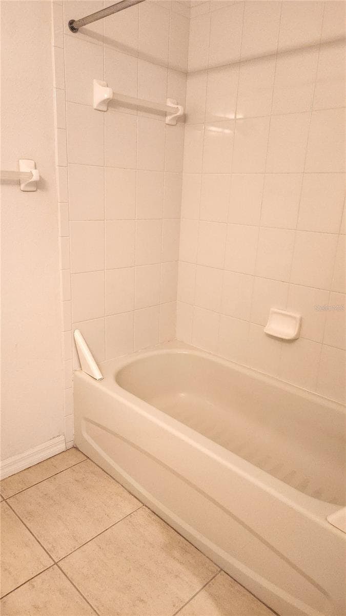 Guest bathroom has a tub/shower combo. - 642 SPRING LAKE CIR, TARPON SPRINGS