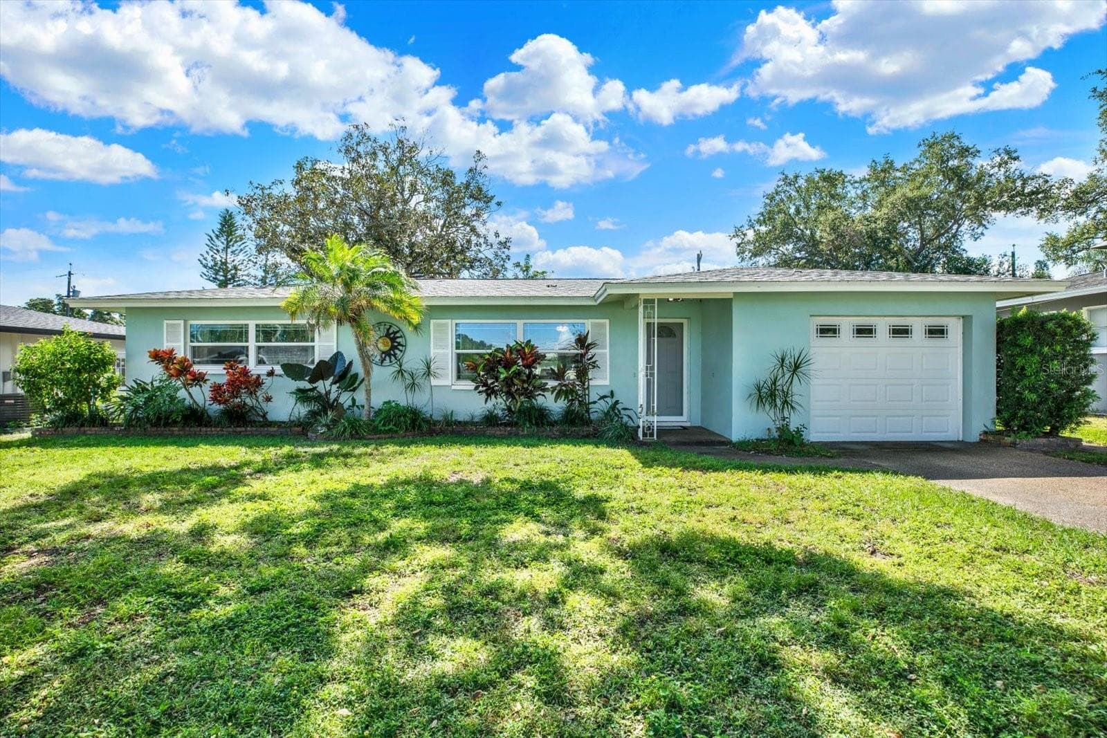 Single Family Residence at 1669 CAMBRIDGE DR, CLEARWATER, photo 3 of 42