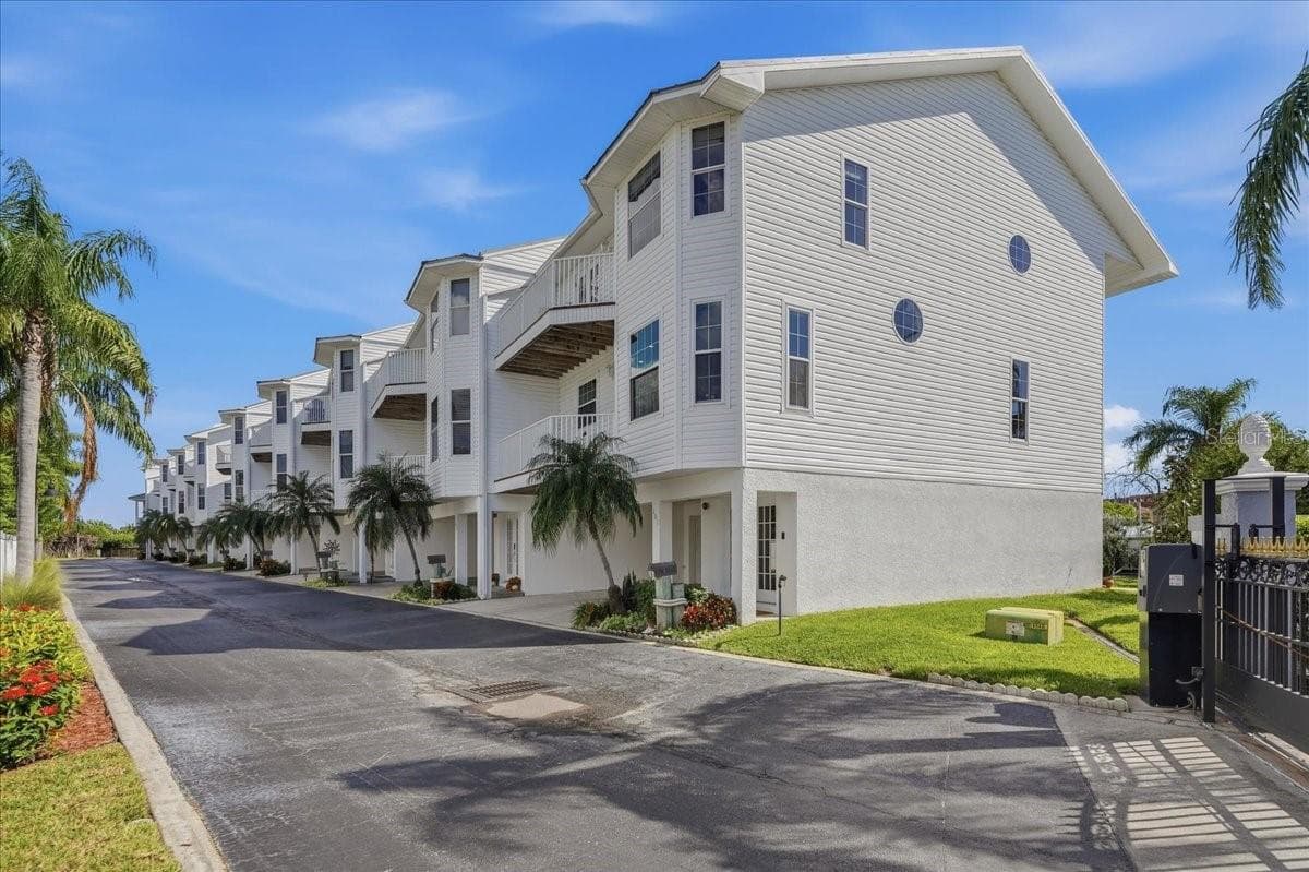 Townhouse at 101 SHOALS CIR, NORTH REDINGTON BEACH, photo 6 of 100