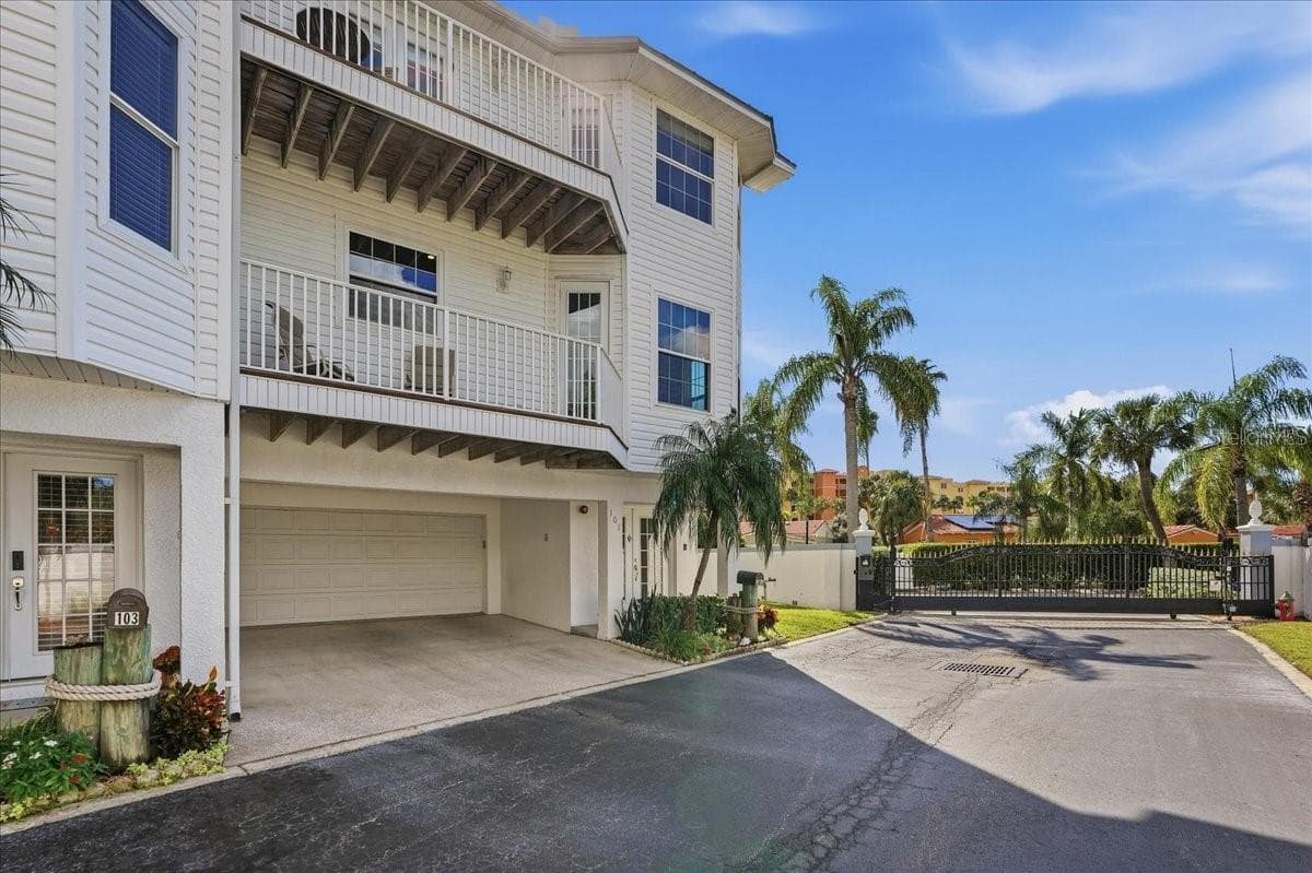 Townhouse at 101 SHOALS CIR, NORTH REDINGTON BEACH, photo 7 of 100