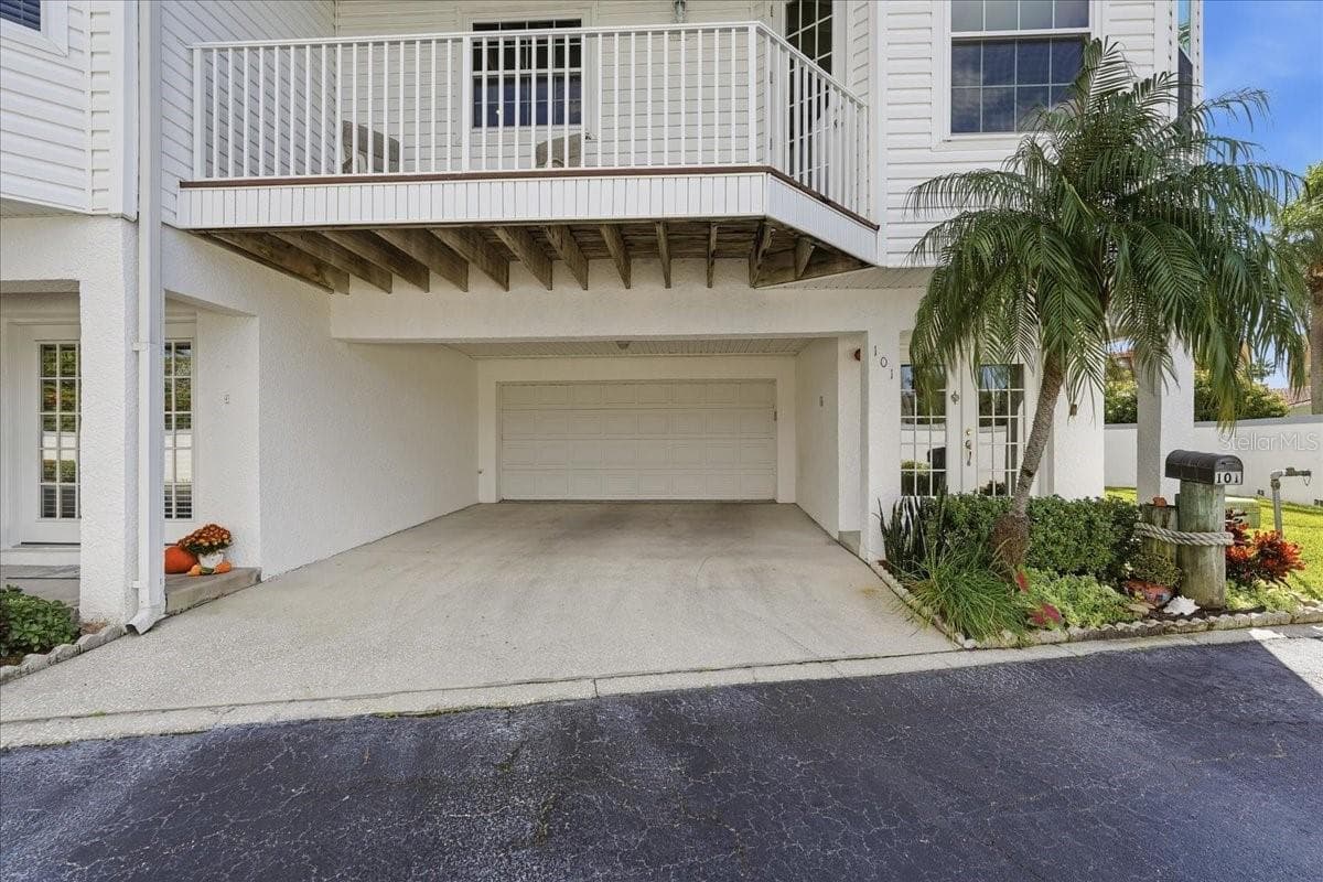 Townhouse at 101 SHOALS CIR, NORTH REDINGTON BEACH, photo 8 of 100
