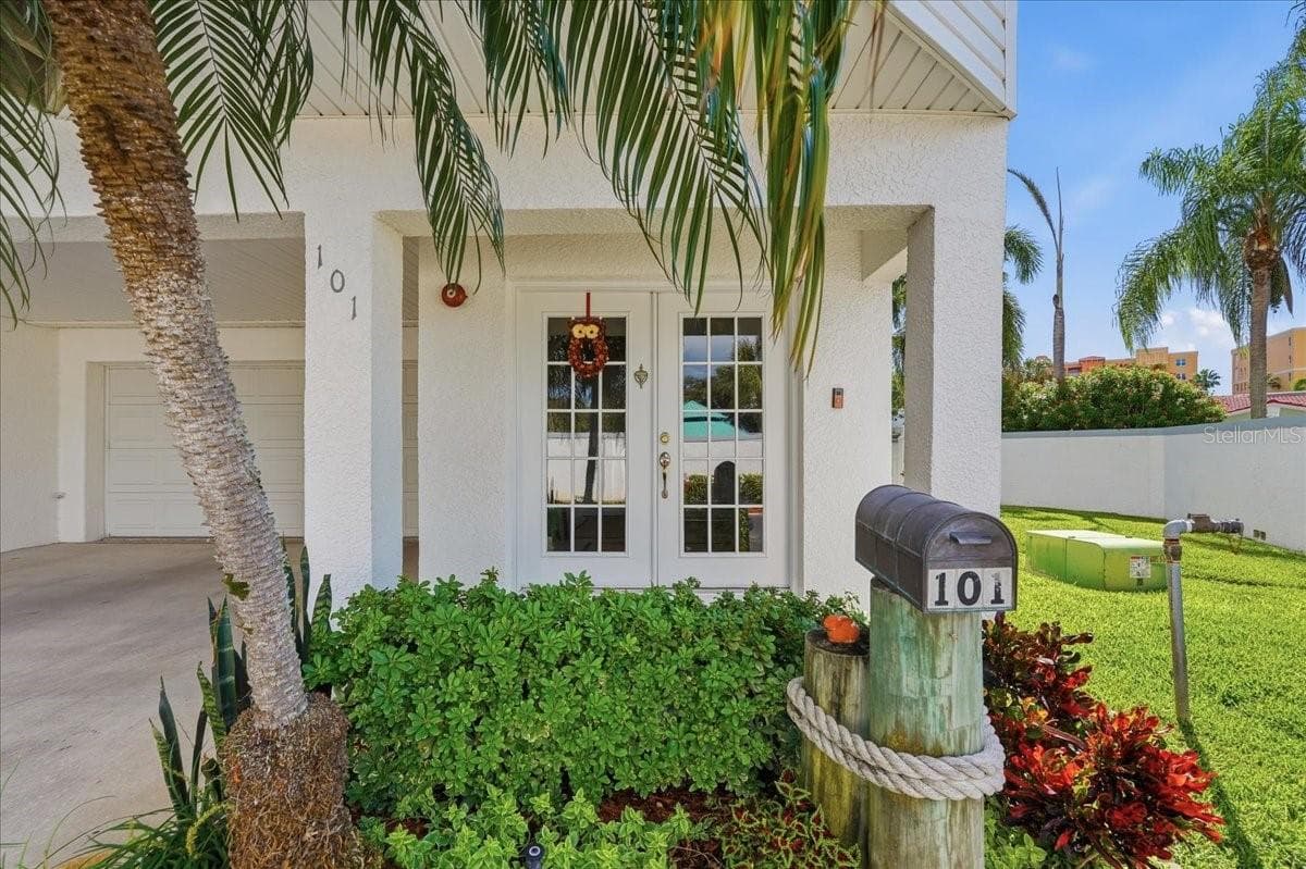 Townhouse at 101 SHOALS CIR, NORTH REDINGTON BEACH, photo 9 of 100