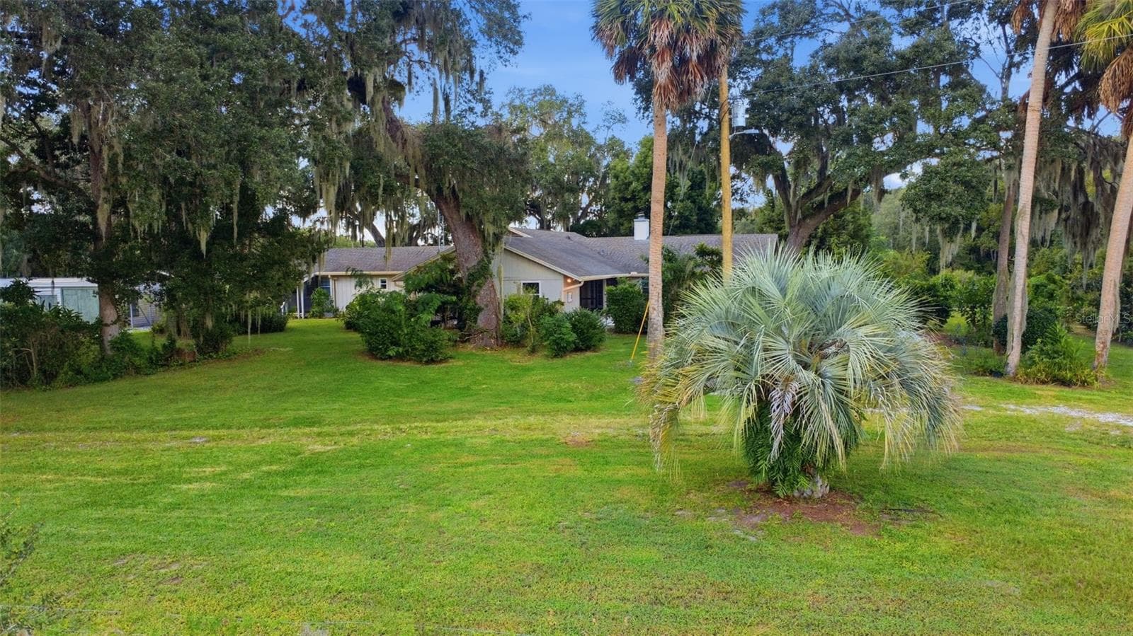 Main house - 41520 CHARM LAKE DR, UMATILLA
