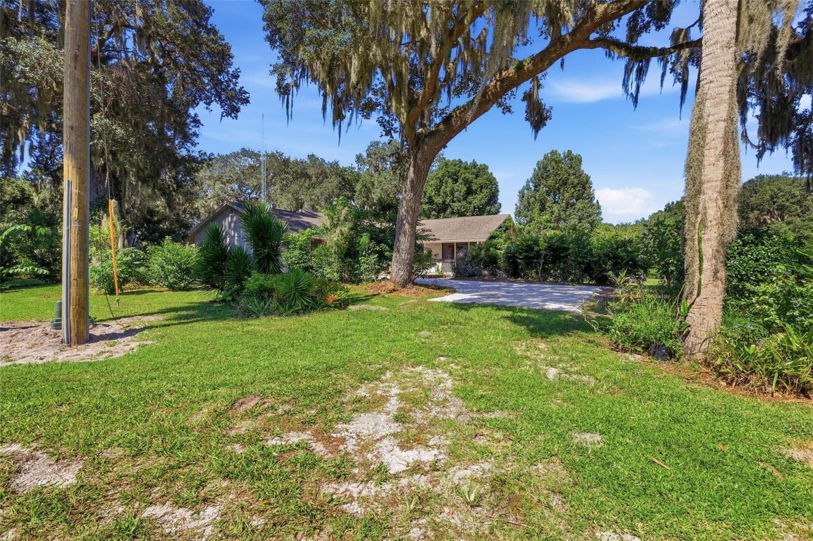 Main house - 41520 CHARM LAKE DR, UMATILLA