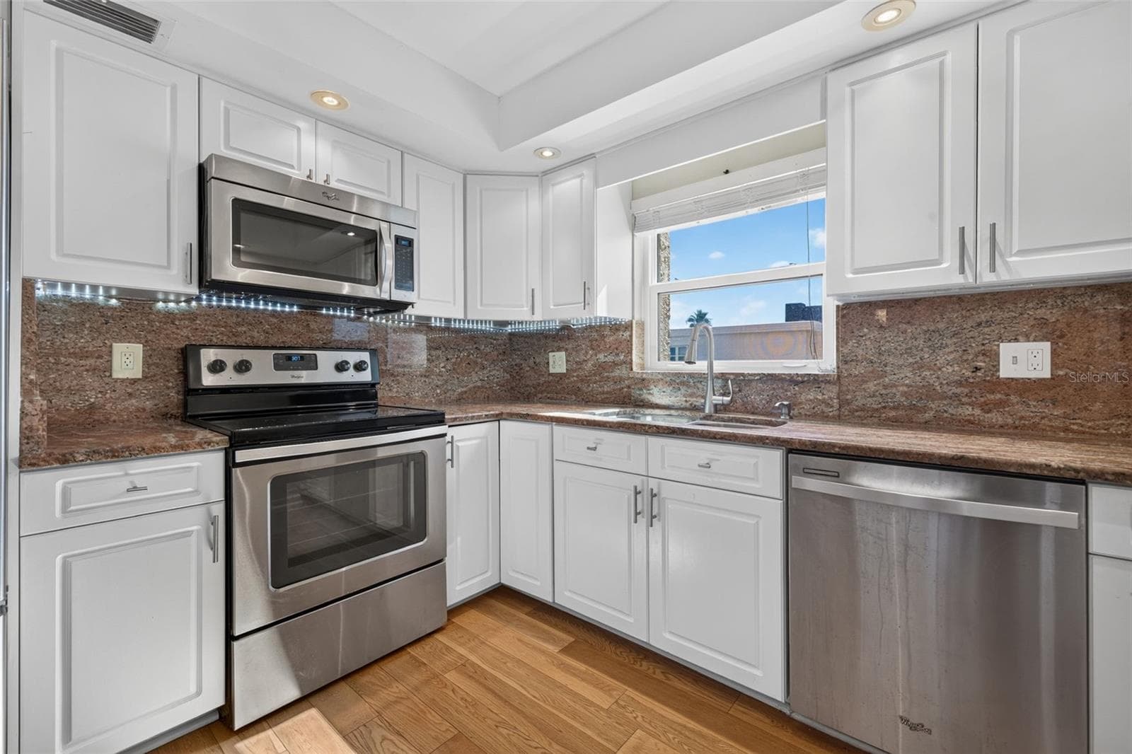 Condominium at 1120 N SHORE DR NE #502, ST PETERSBURG, photo 5 of 28