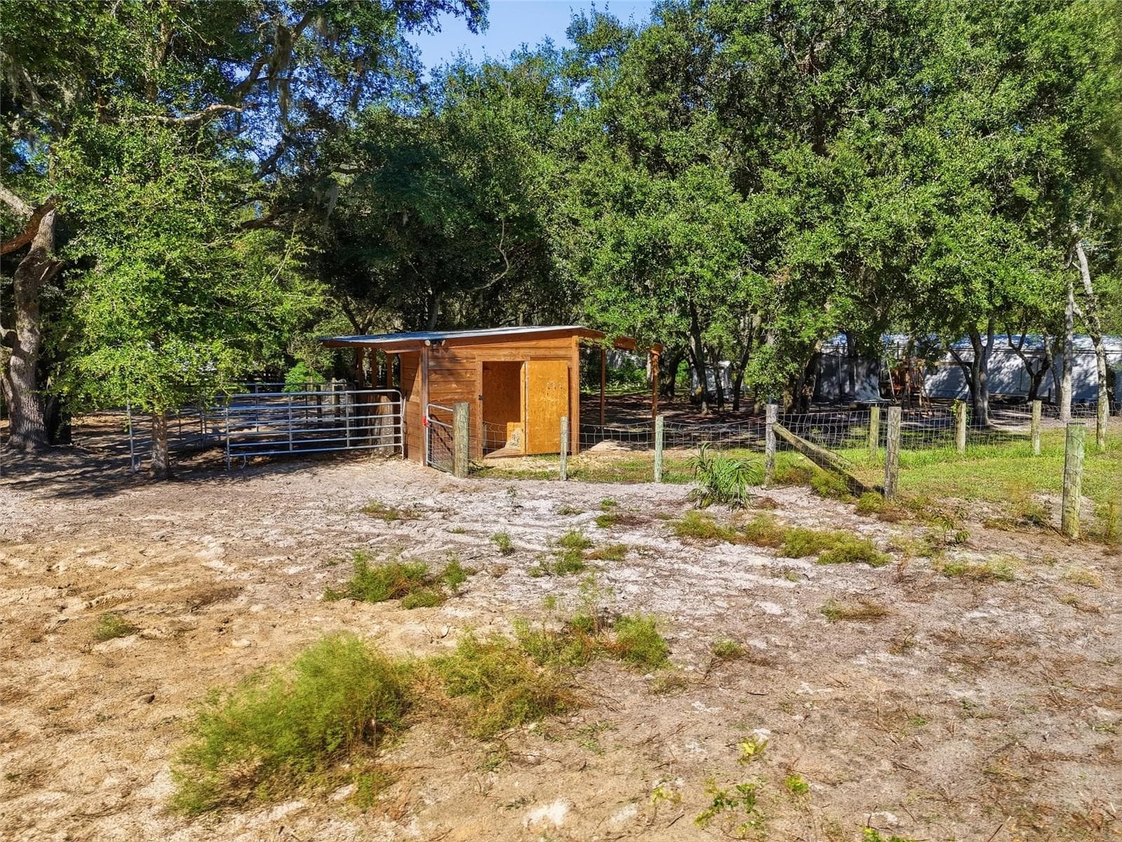 Side view of horse stall/ storage room - 2138 LAKE ELLA RD, FRUITLAND PARK