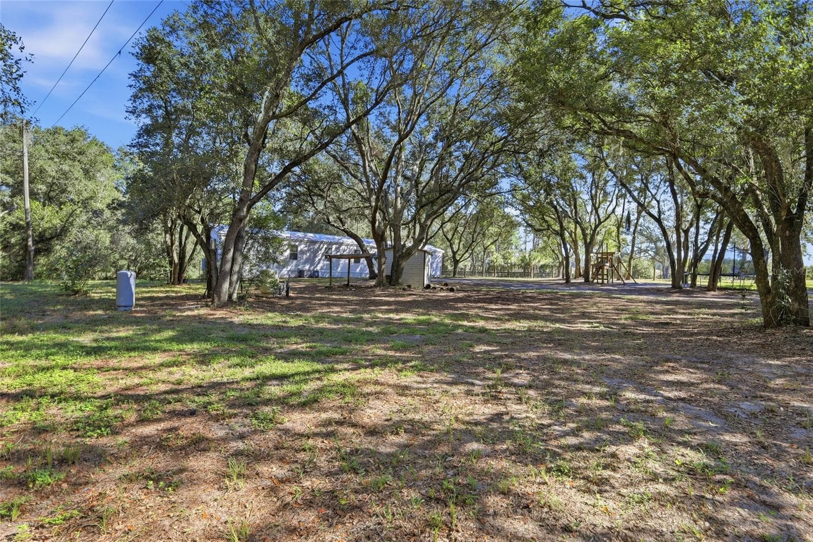 Side view of home/ well - 2138 LAKE ELLA RD, FRUITLAND PARK