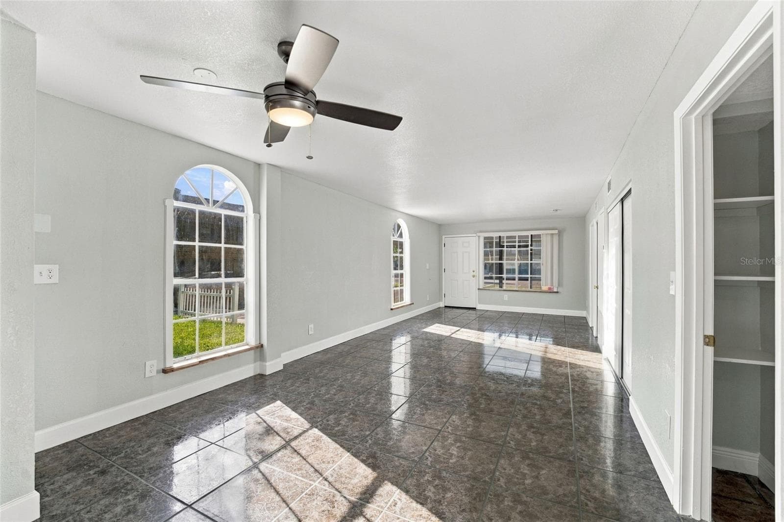 ENTRANCE INTO THE LIVING ROOM - 313 DIRKSEN DR #G4, DEBARY