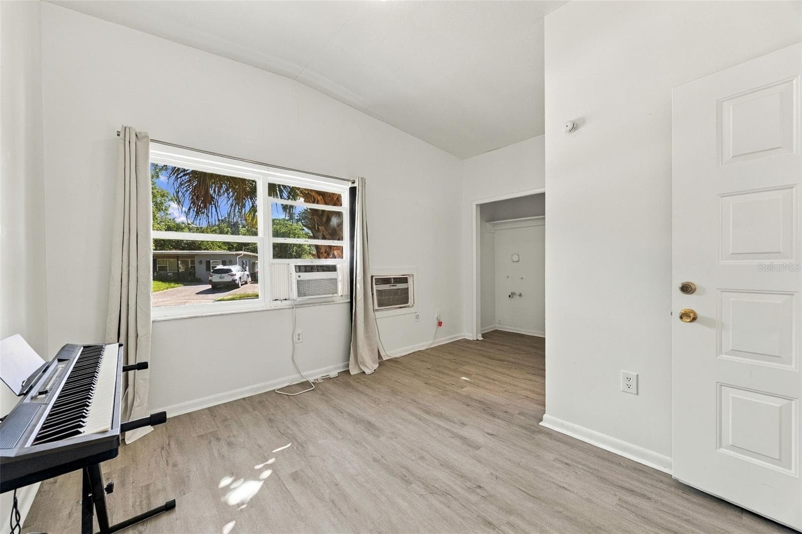 Living room with kitchenette hook up with gas - 133 E LAUREN CT, FERN PARK