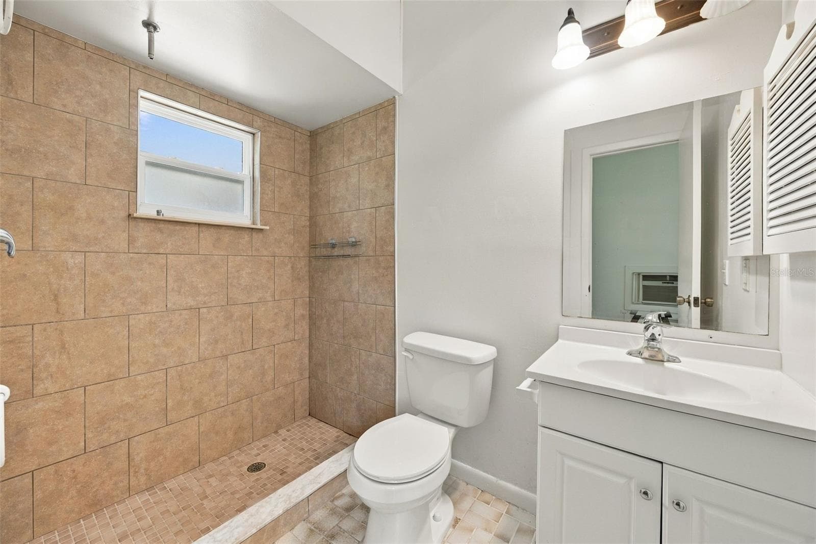 Mother in law bathroom - 133 E LAUREN CT, FERN PARK