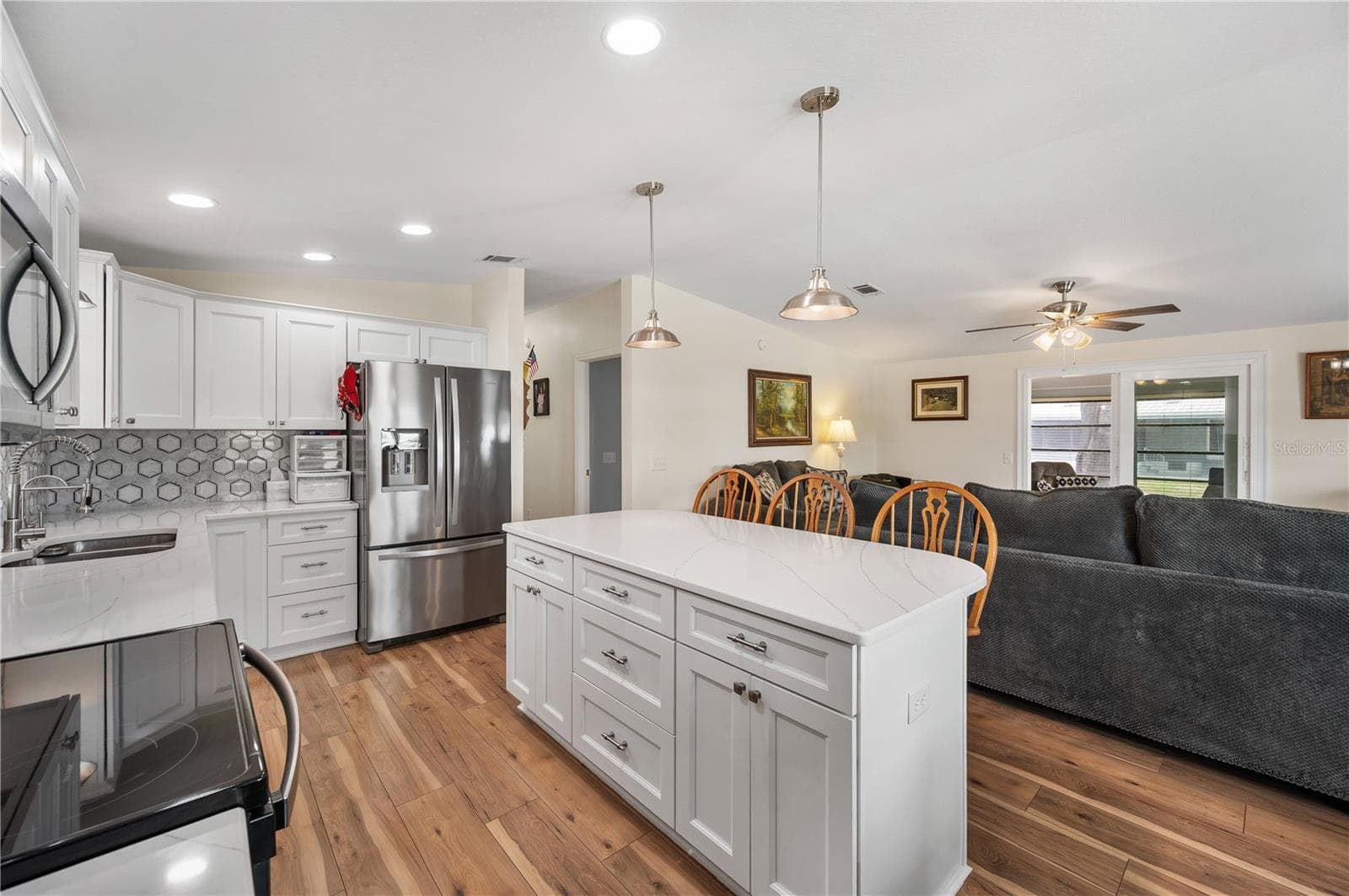 Kitchen with island - 1502 LONGBOW DR, LAKELAND