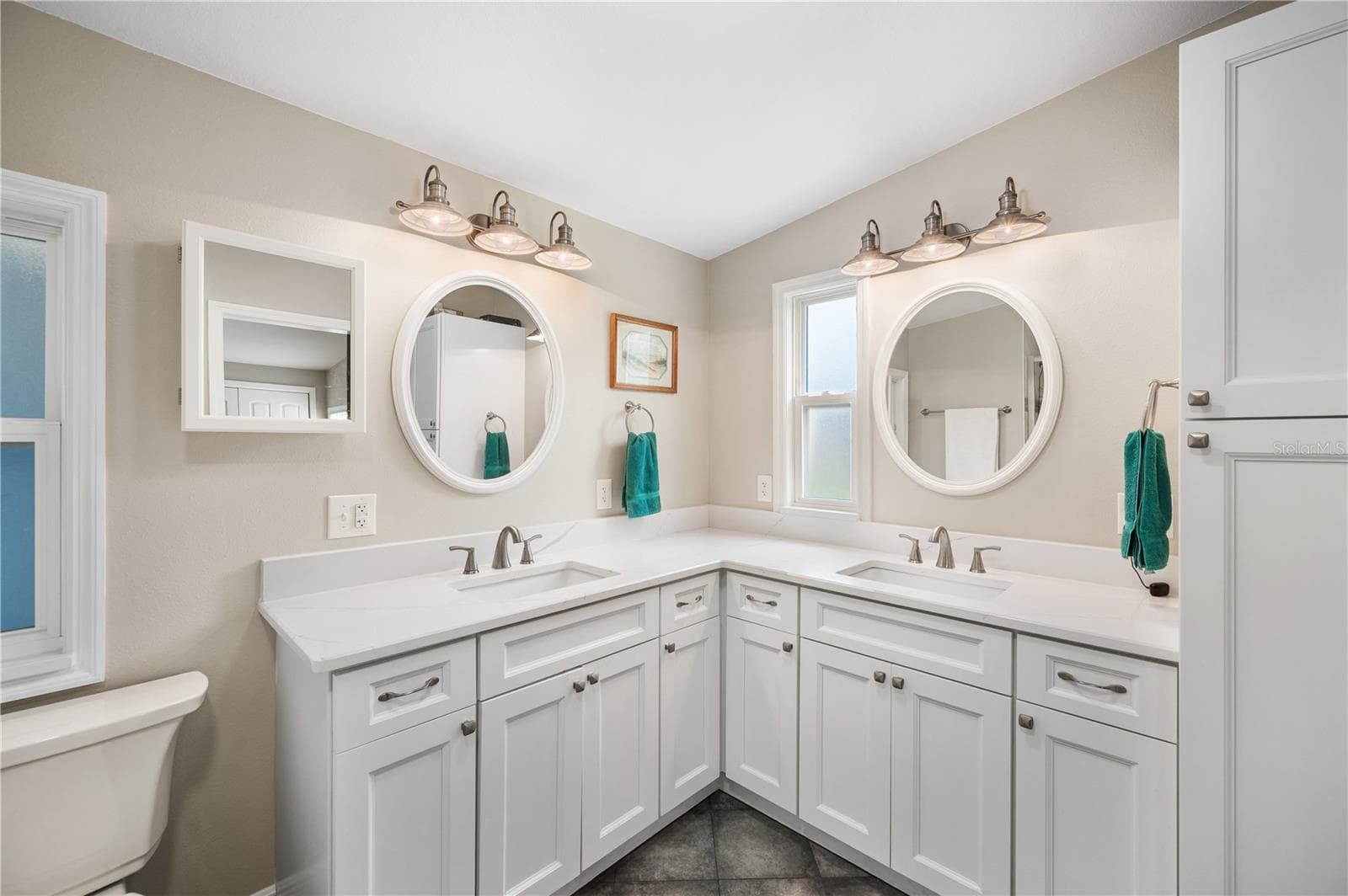 Primary bathroom with dual sinks - 1502 LONGBOW DR, LAKELAND