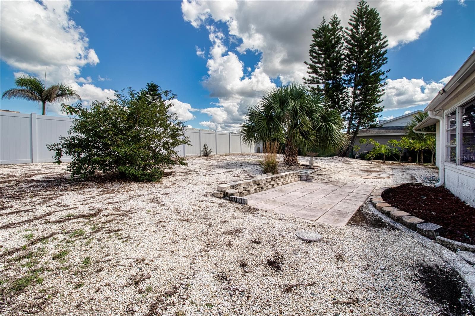 Water saving zeroscaping - 1507 N LAKE DR, SUN CITY CENTER