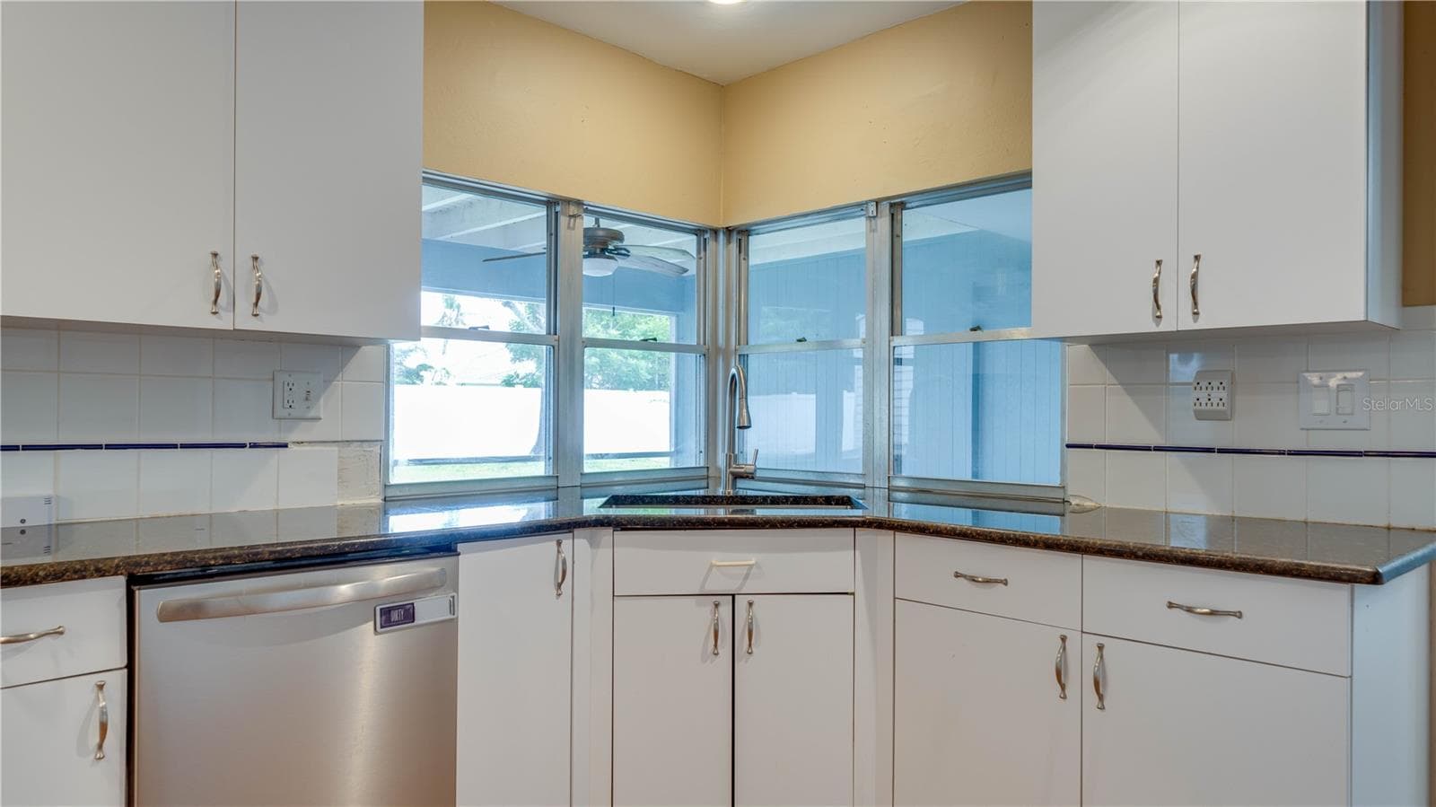 Bright. Cheerful. Granite countertops. Tile backsplash. - 909 SE 27TH ST, CAPE CORAL