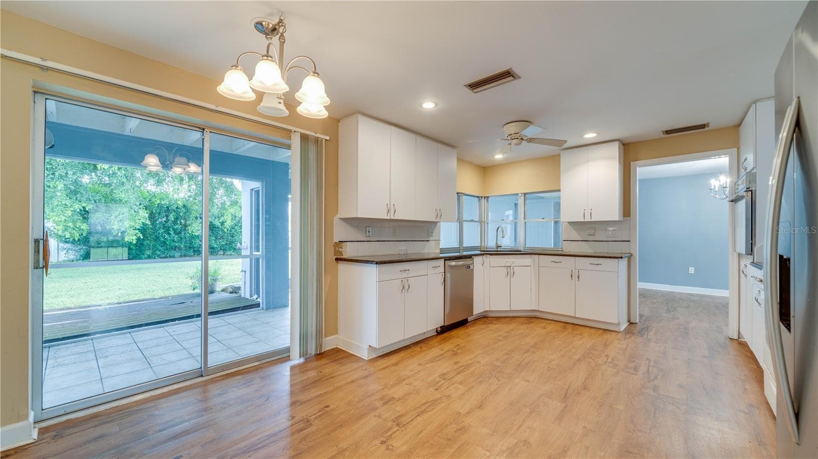 Eat-in kitchen with lanai access. - 909 SE 27TH ST, CAPE CORAL