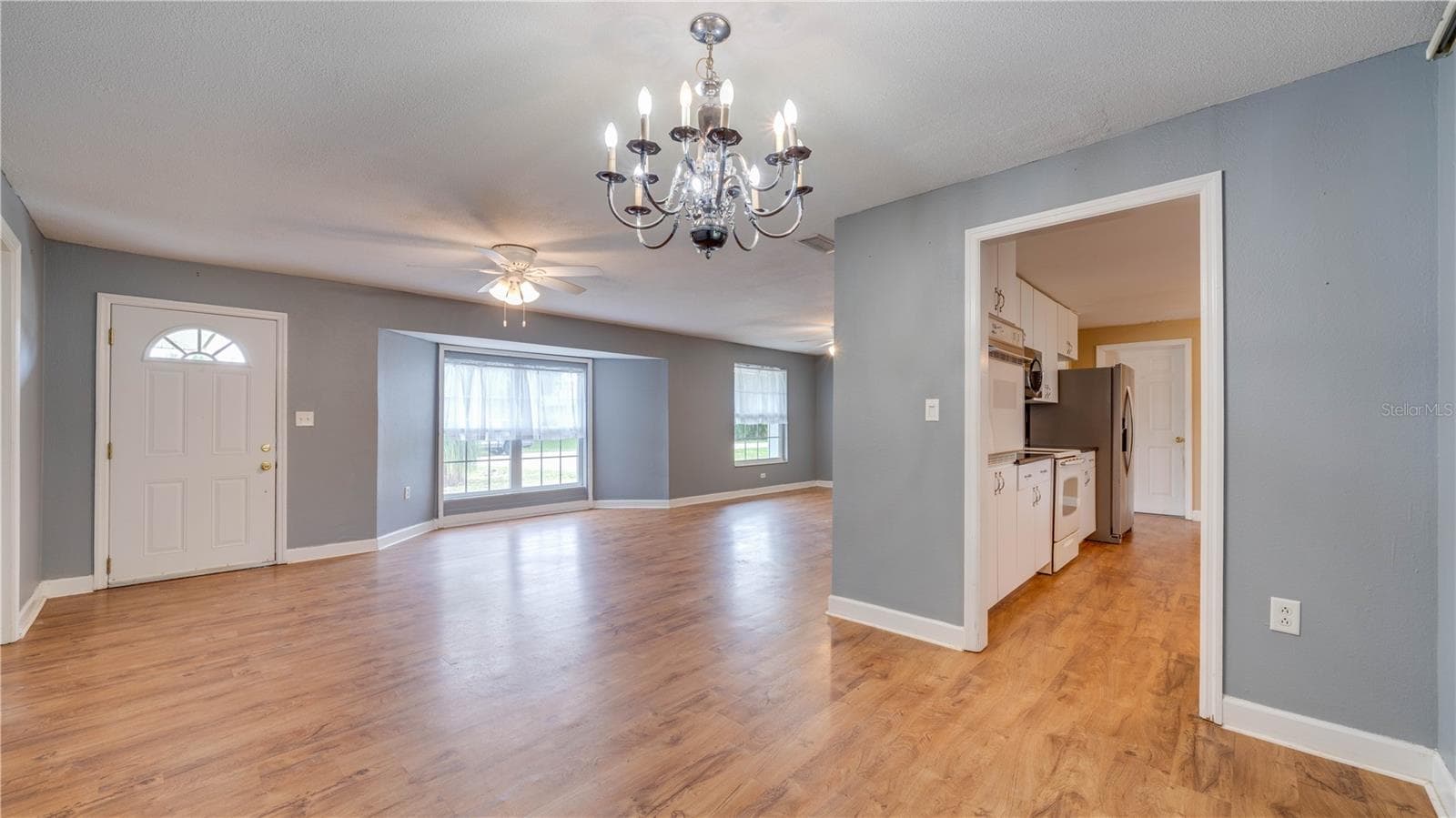 Offering open concept living. Live the Florida lifestyle! - 909 SE 27TH ST, CAPE CORAL
