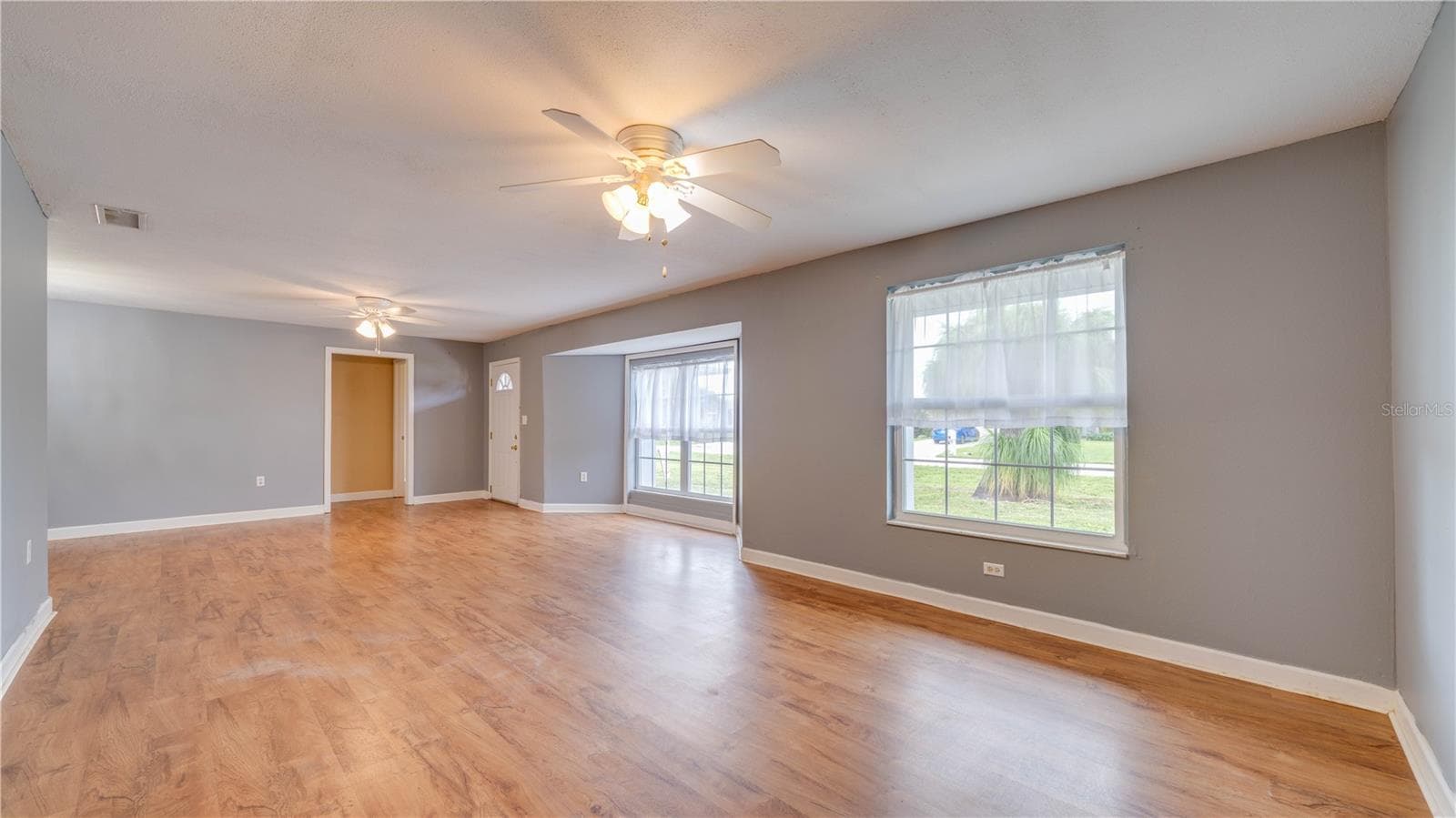 Make this your family room. Plenty of room for entertaining. - 909 SE 27TH ST, CAPE CORAL