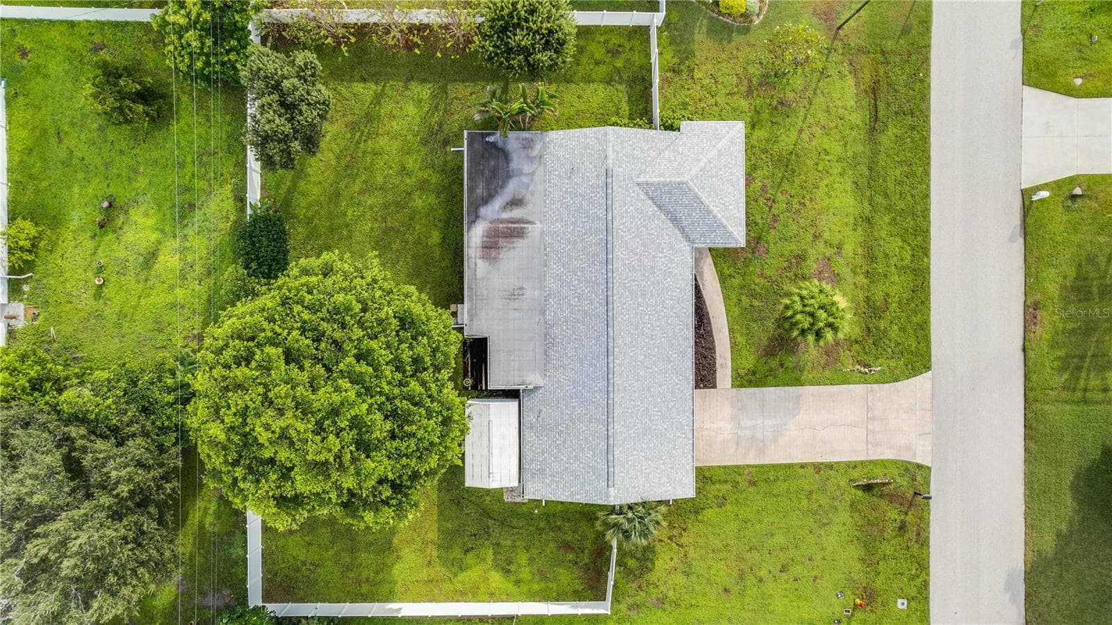This home is perfectly positioned on a triple lot providing privacy and room for a pool. - 909 SE 27TH ST, CAPE CORAL