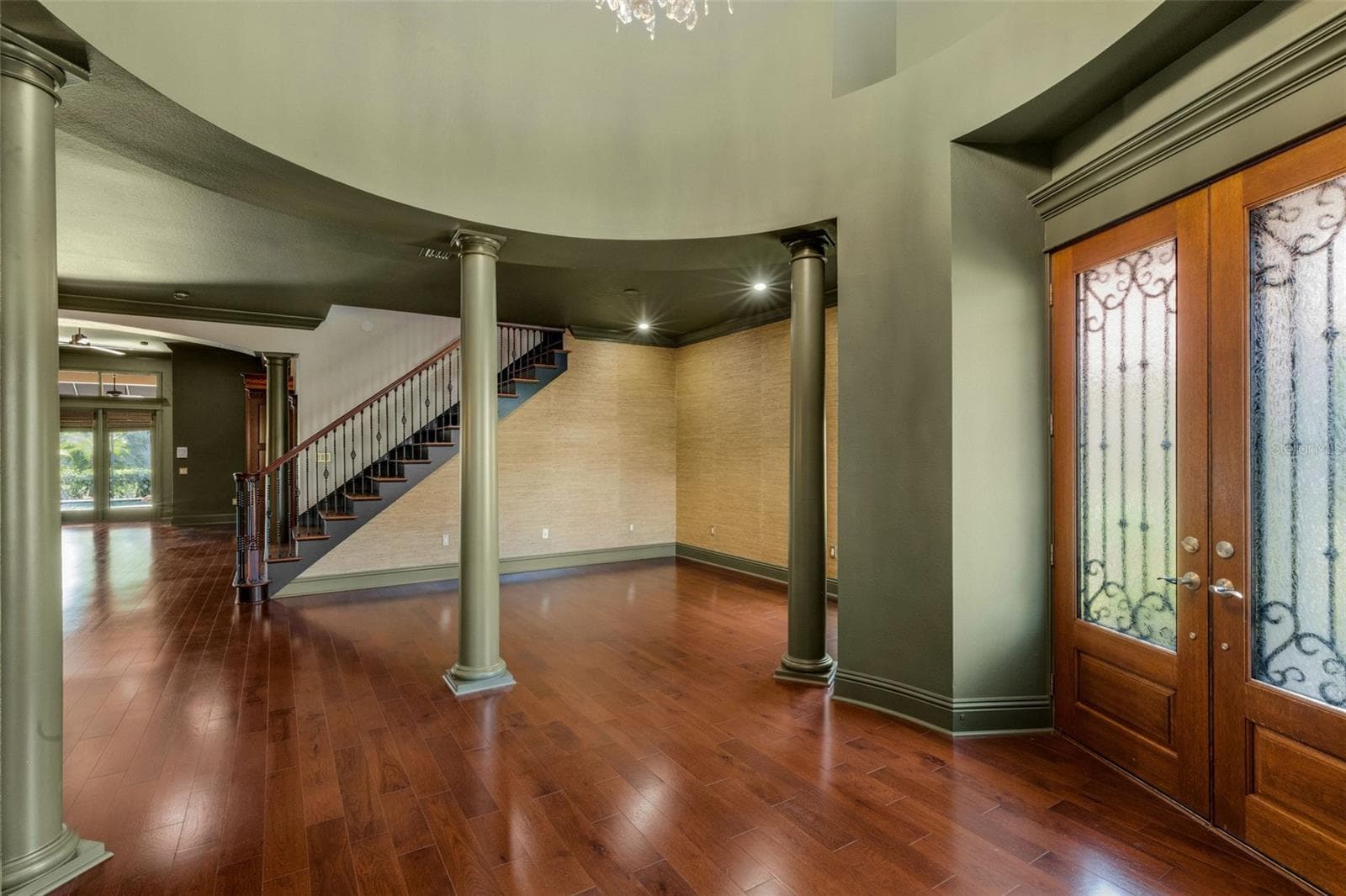 the rich saturated color decor instantly captures the imagination. - 2734 BELLERIVE DR, LAKELAND