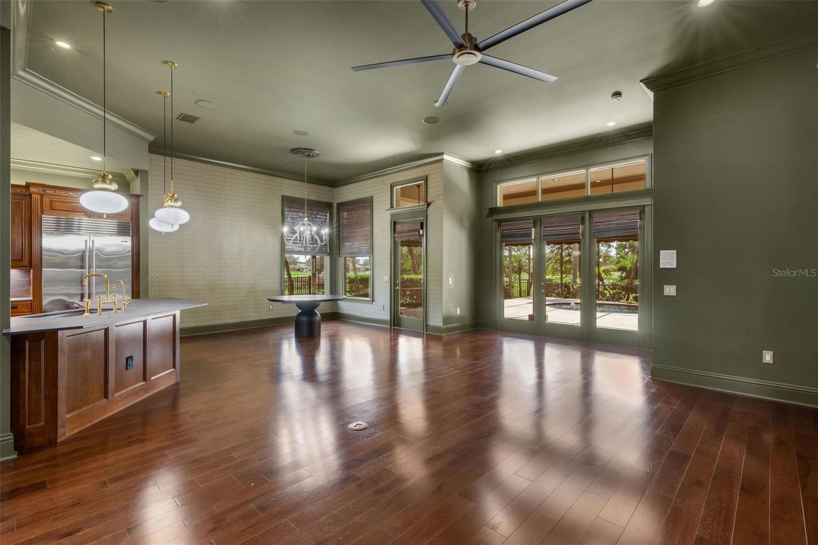 and is directly adjacent to the casual dining area and chef's kitchen. - 2734 BELLERIVE DR, LAKELAND