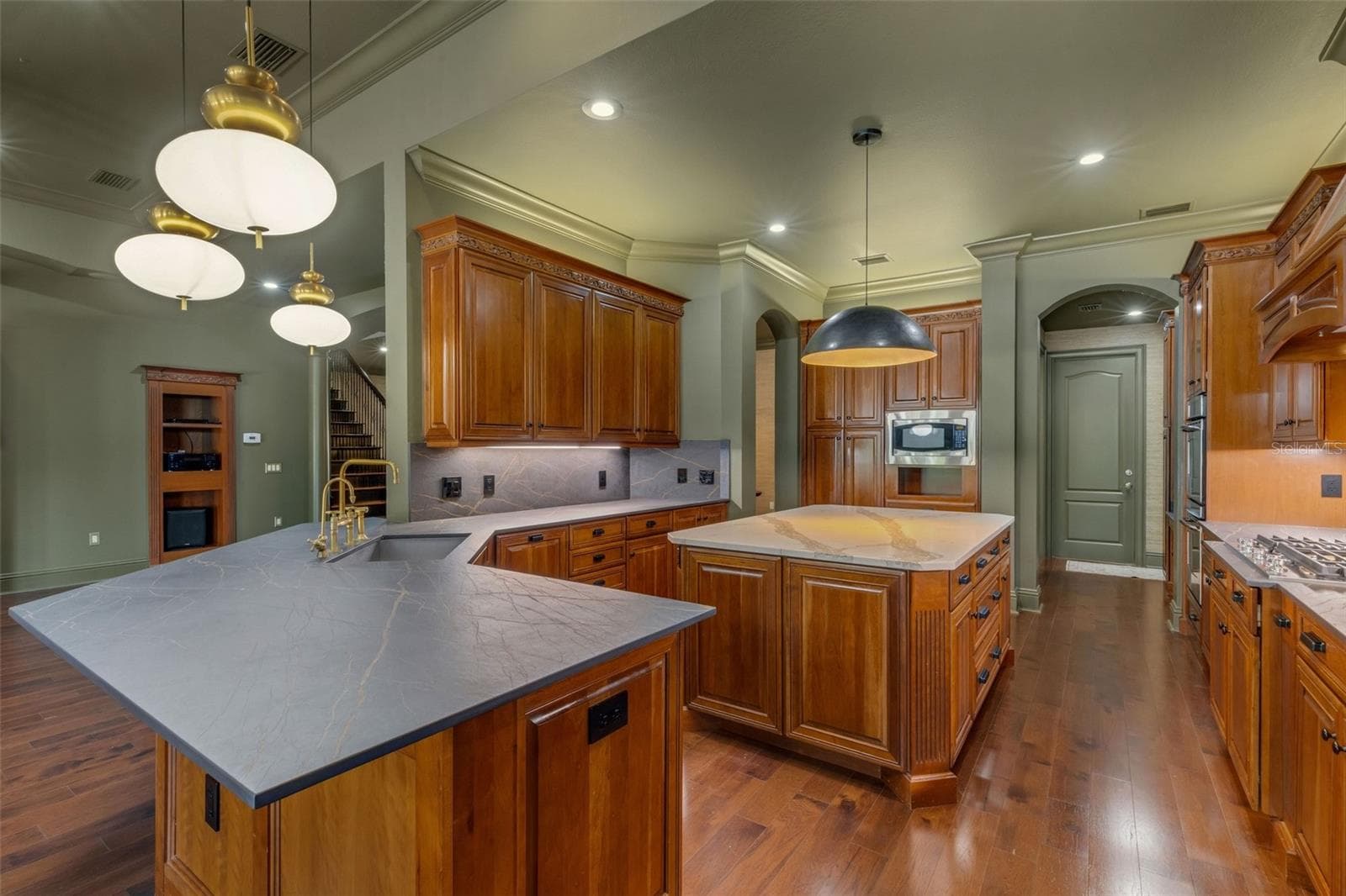 The layout is so functional and works well when entertaining a large crowd. - 2734 BELLERIVE DR, LAKELAND