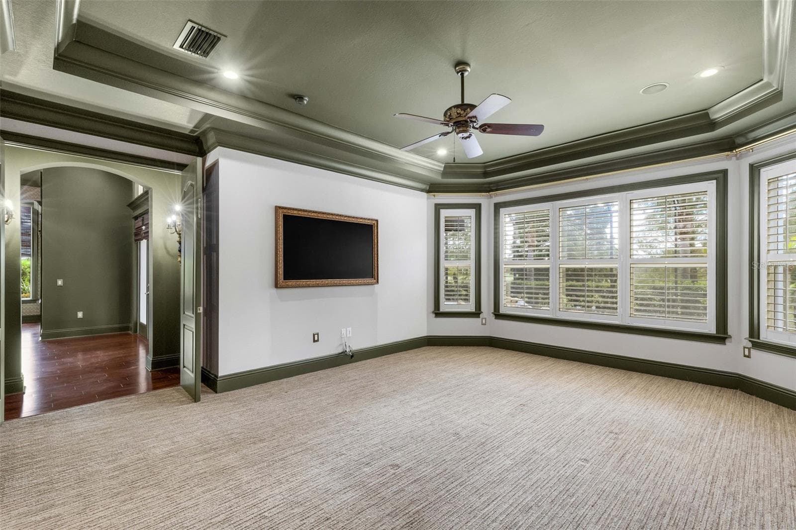 The sellers have opted to leave the framed wall mounted TV that provides a touch of elegance that the standard big screen can't come close to duplicating. - 2734 BELLERIVE DR, LAKELAND