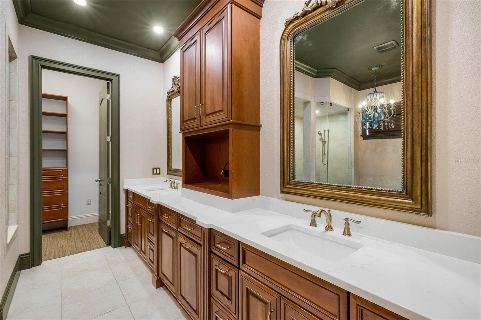 The ensuite bathroom features a long-split vanity with central tower for added storage. - 2734 BELLERIVE DR, LAKELAND