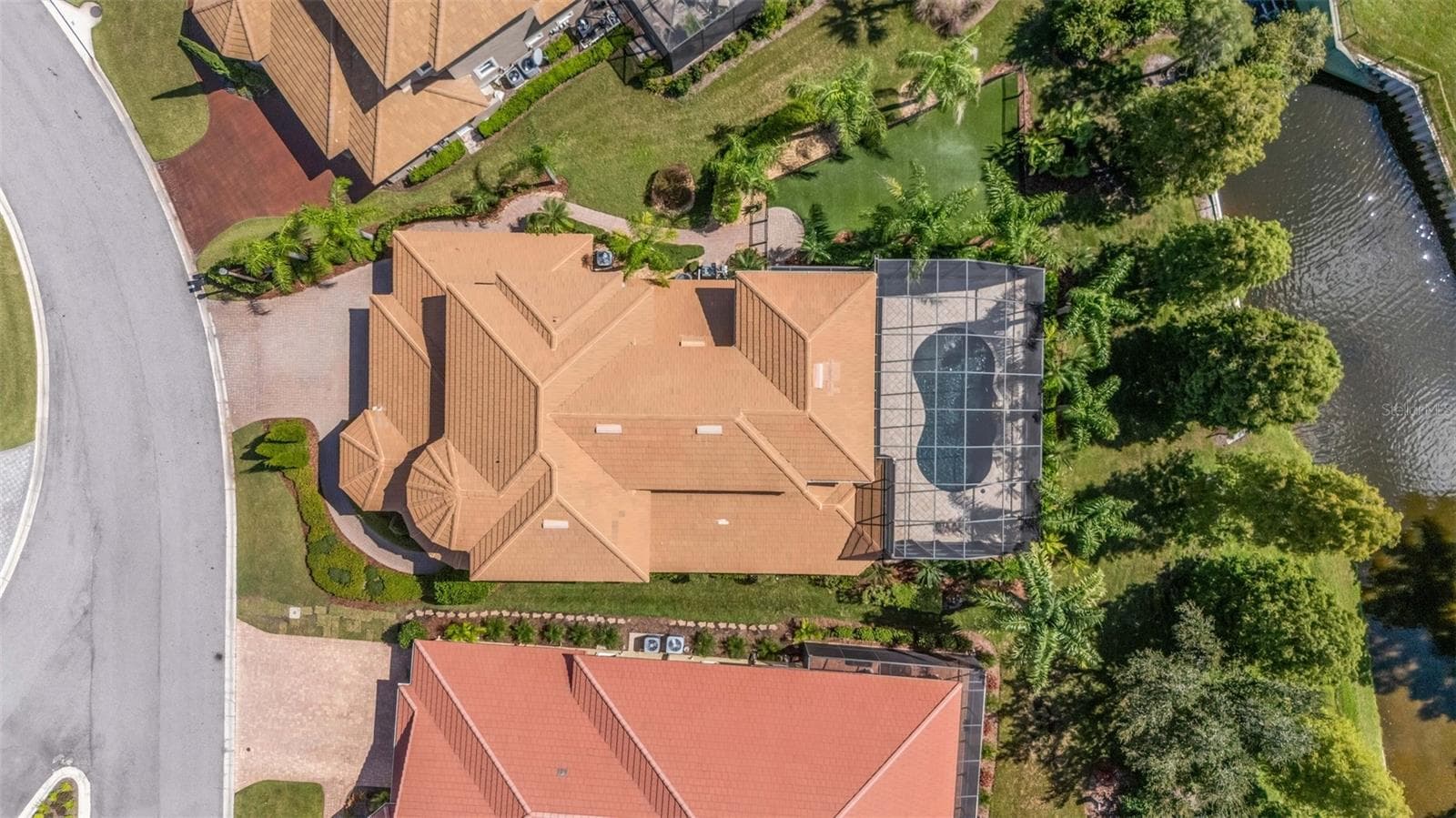 And this beauty is situated at the far end of the street with views of the water and golf course beyond. - 2734 BELLERIVE DR, LAKELAND
