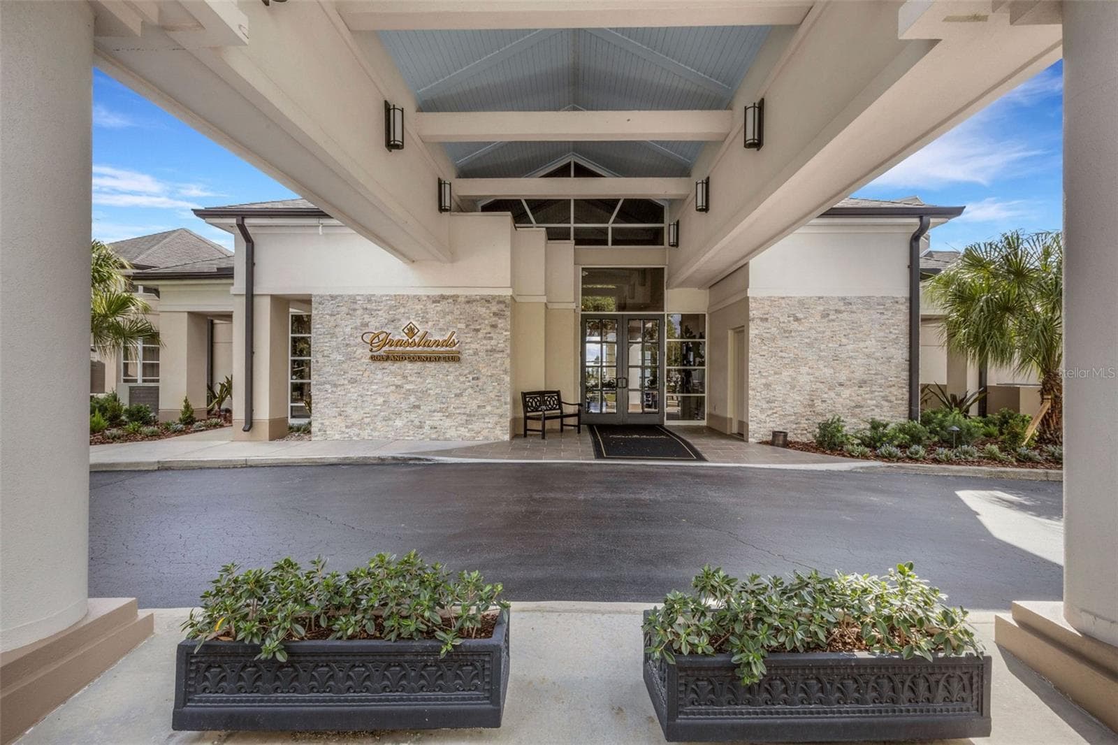 with multiple dining and entertaining options. - 2734 BELLERIVE DR, LAKELAND