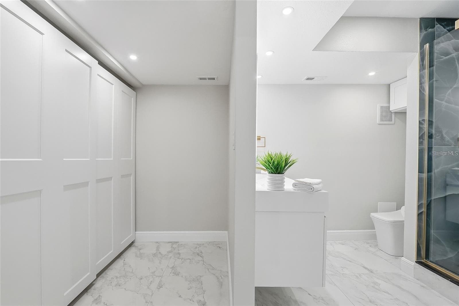 Primary Closest & Bath - 919 OSCEOLA RD #207, BELLEAIR