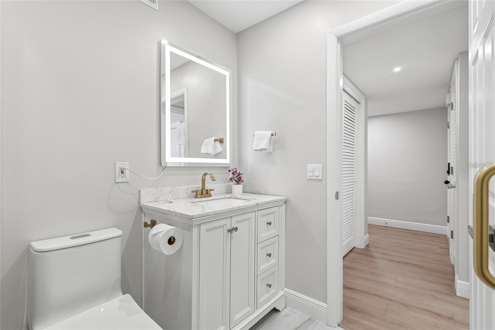 Guest Bath - 919 OSCEOLA RD #207, BELLEAIR