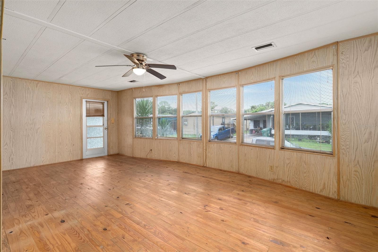 Manufactured Home at 137 PINE TREE DR, DEBARY, photo 6 of 31