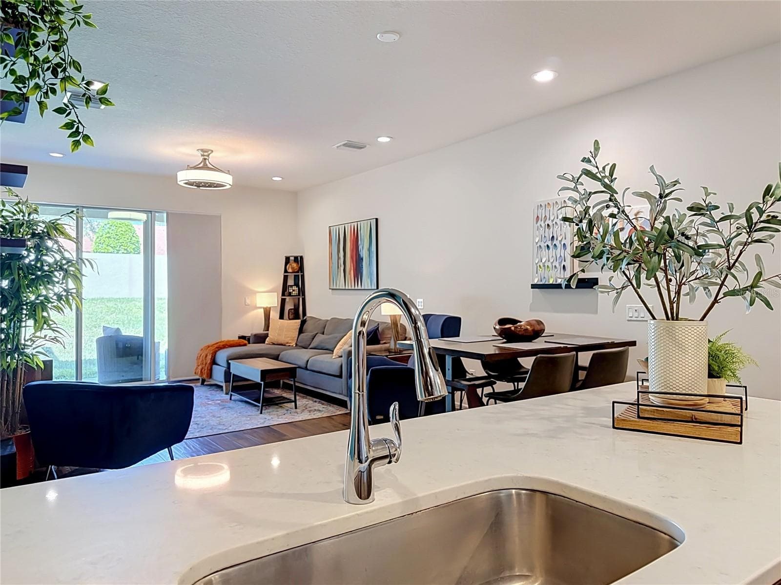 The well-appointed kitchen offers SOLID WOOD CABINETRY, GRANITE countertops, stainless steel appliances, a breakfast bar, and ample storage. - 2270 MONTVIEW DR, CLEARWATER