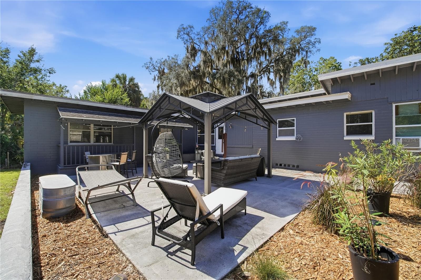 Back Yard Entertaining - 735 N SANS SOUCI AVE, DELAND