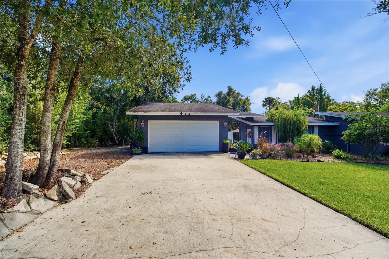 Garage - 735 N SANS SOUCI AVE, DELAND