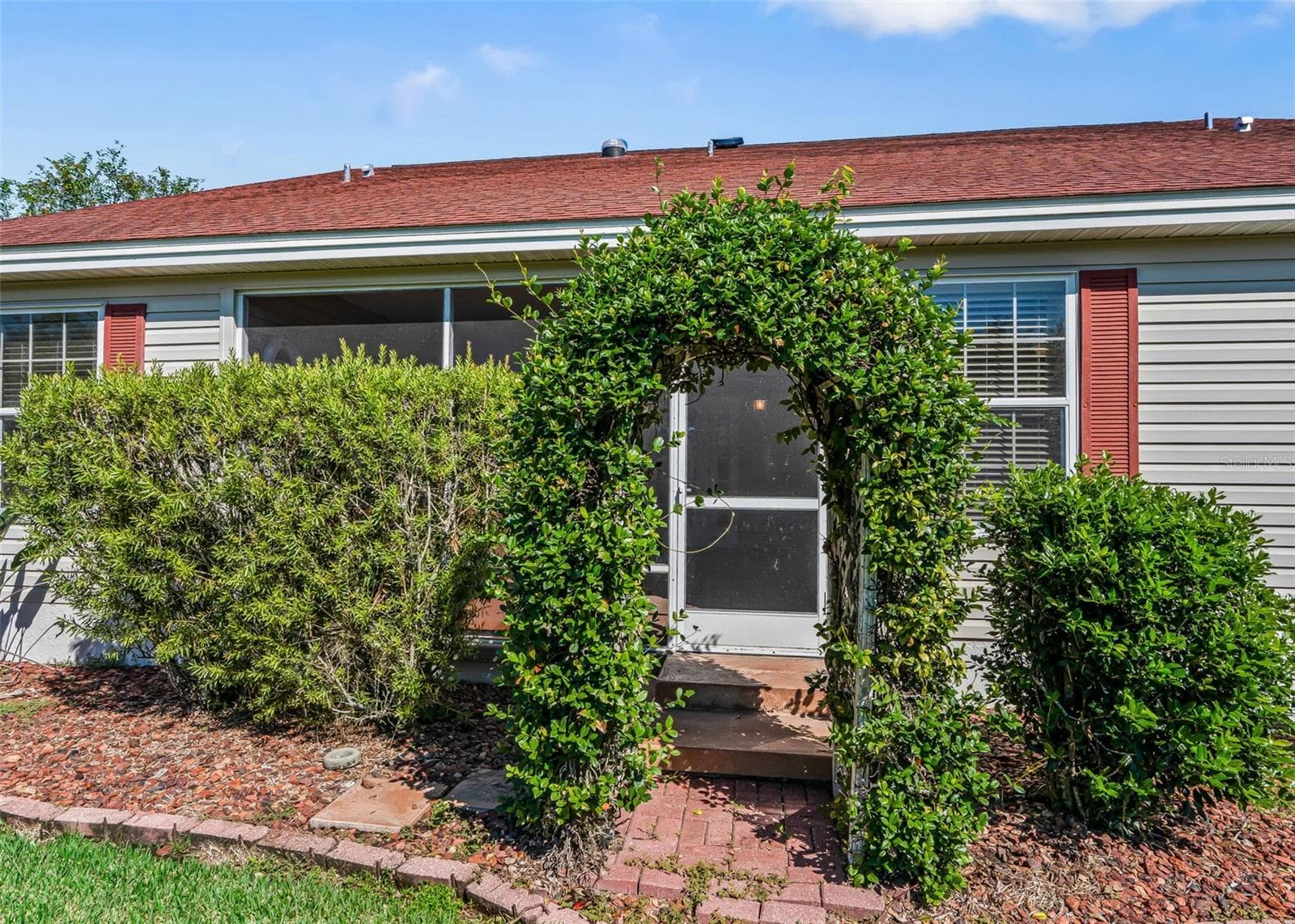 Decorative Rear Landscaping. - 2762 MORVEN PARK WAY, THE VILLAGES